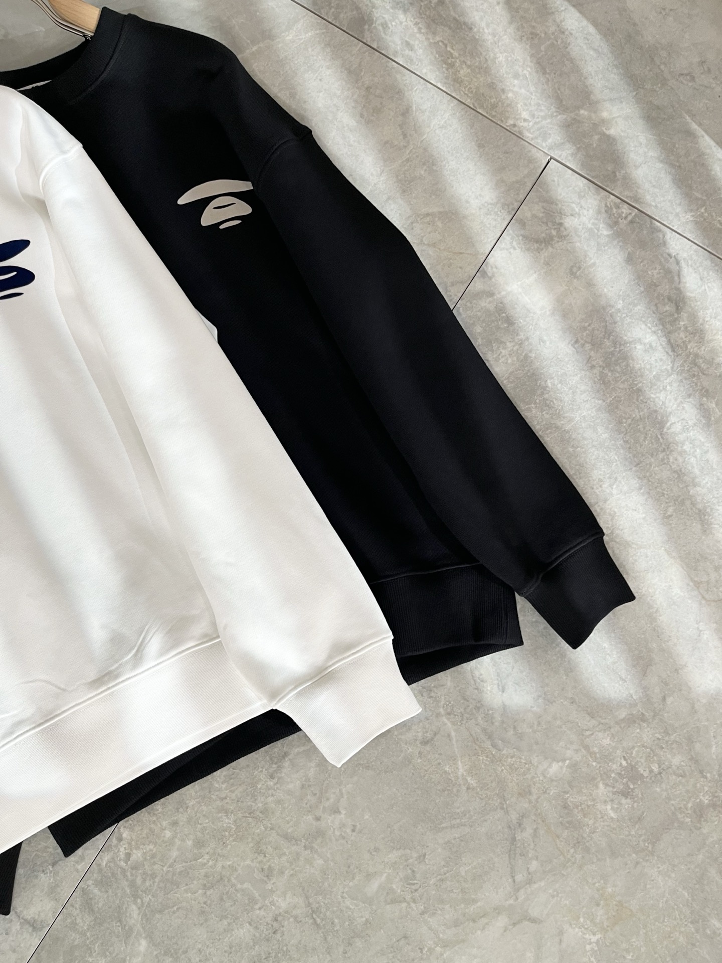 AAPE*2025卫衣全新系列单品上线，非常时髦前卫的一款男女同款卫衣，标识logo图案压胶工艺修饰！区