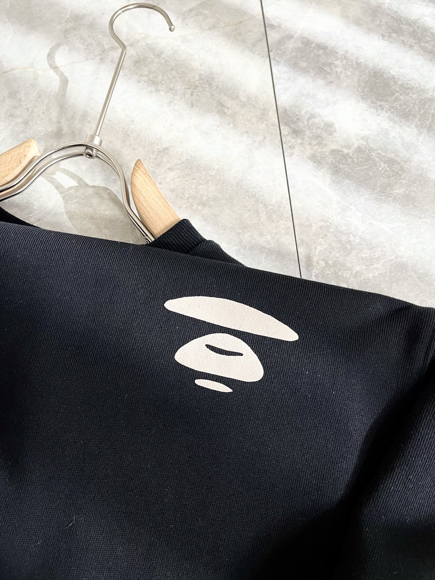 AAPE*2025卫衣全新系列单品上线，非常时髦前卫的一款男女同款卫衣，标识logo图案压胶工艺修饰！区