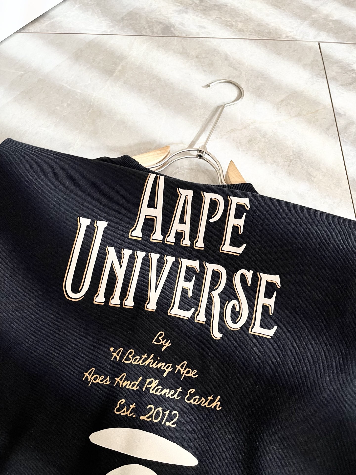 AAPE*2025卫衣全新系列单品上线，非常时髦前卫的一款男女同款卫衣，标识logo图案压胶工艺修饰！区