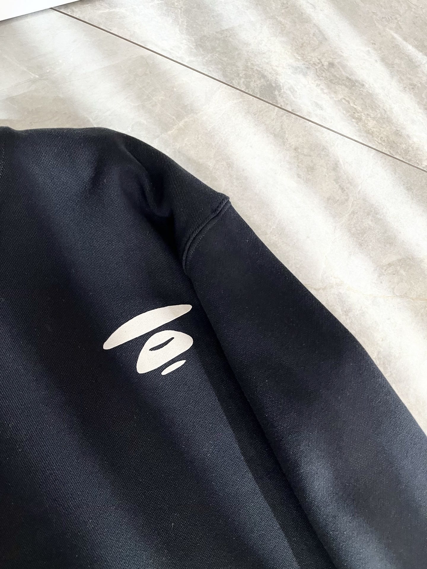 AAPE*2025卫衣全新系列单品上线，非常时髦前卫的一款男女同款卫衣，标识logo图案压胶工艺修饰！区