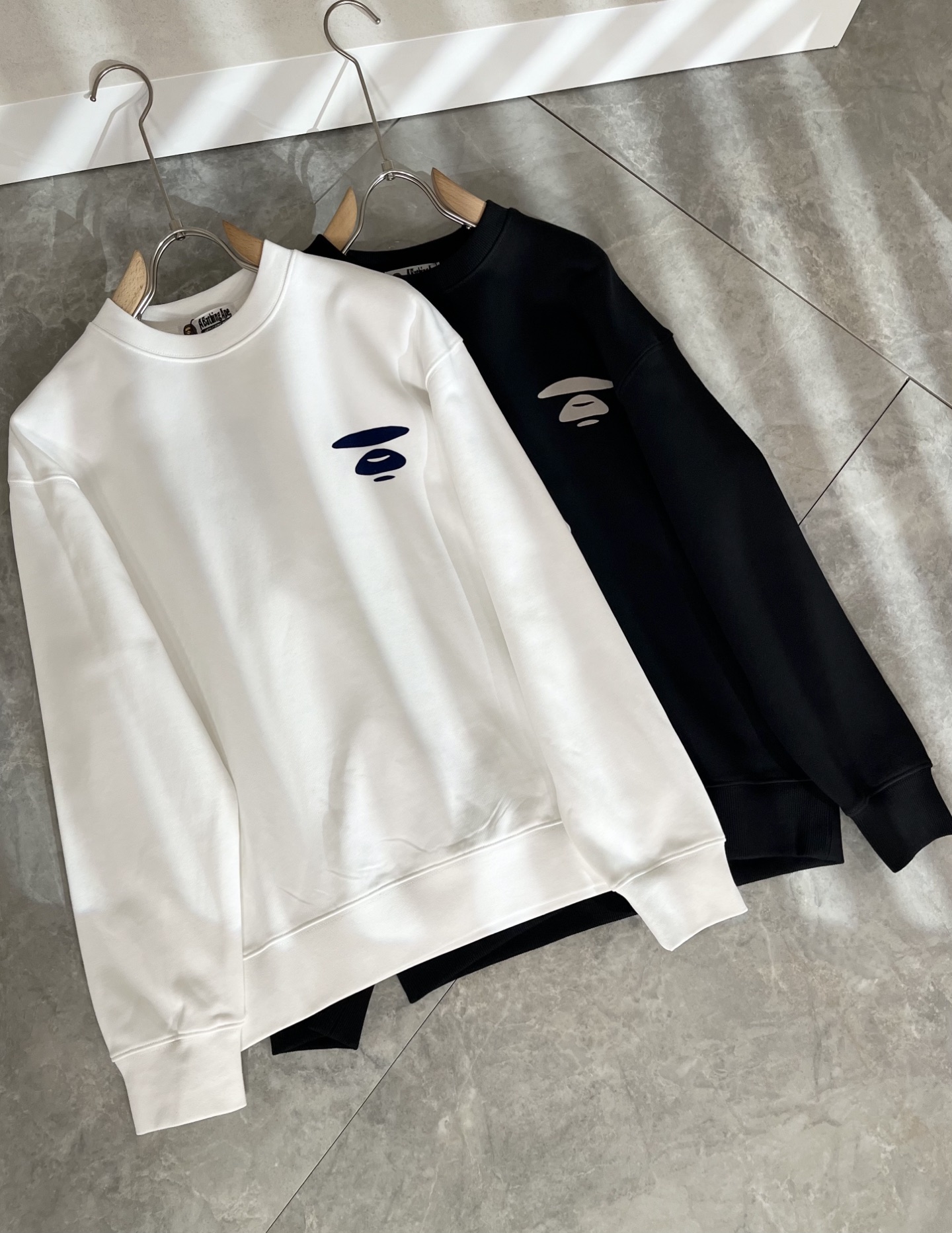 AAPE*2025卫衣全新系列单品上线，非常时髦前卫的一款男女同款卫衣，标识logo图案压胶工艺修饰！区