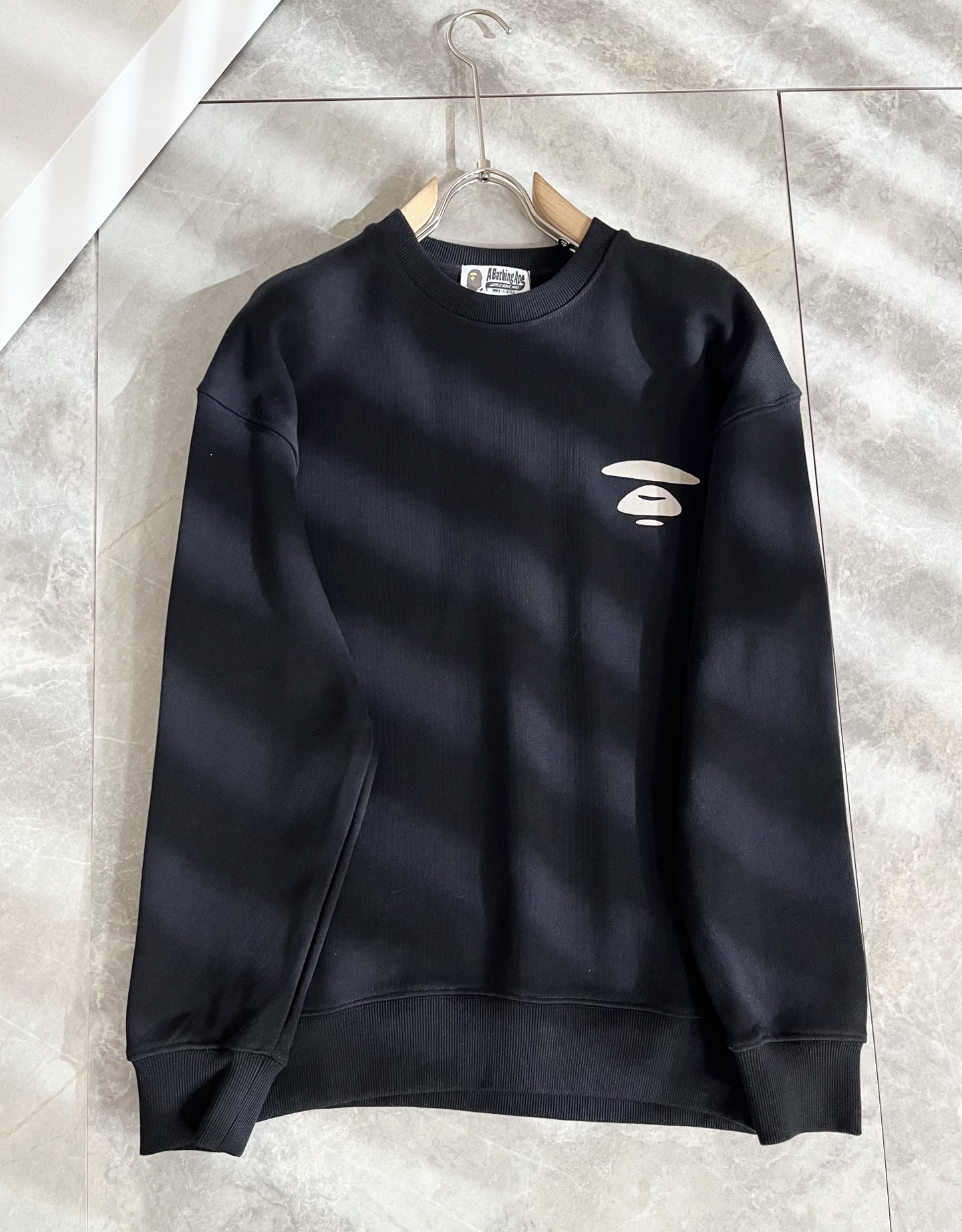 AAPE*2025卫衣全新系列单品上线，非常时髦前卫的一款男女同款卫衣，标识logo图案压胶工艺修饰！区