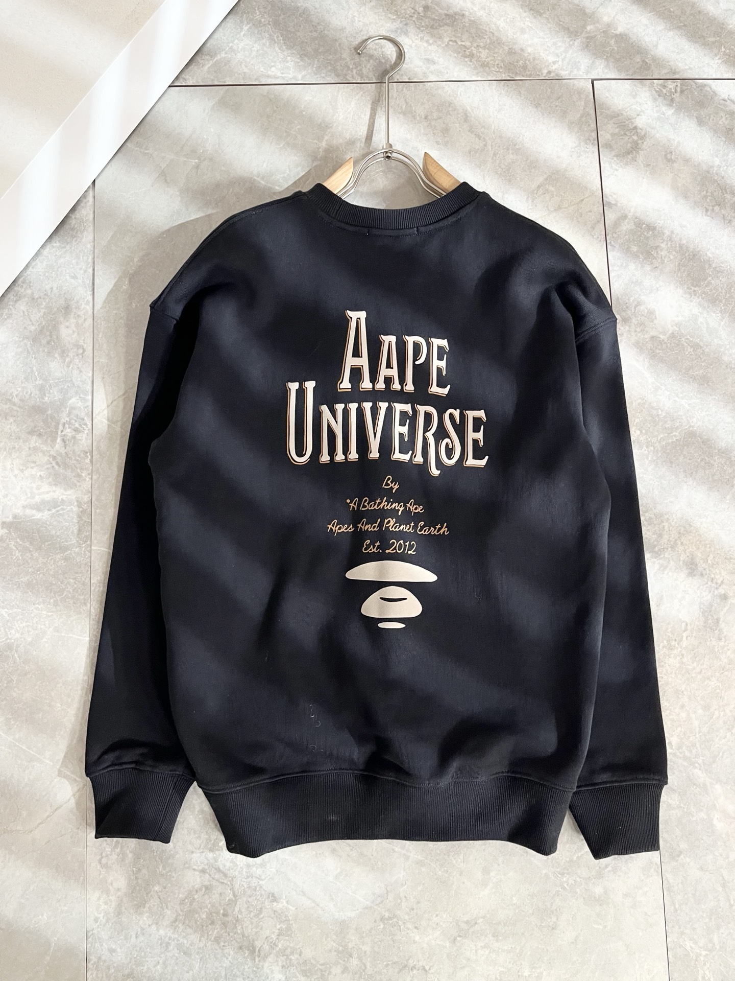 AAPE*2025卫衣全新系列单品上线，非常时髦前卫的一款男女同款卫衣，标识logo图案压胶工艺修饰！区