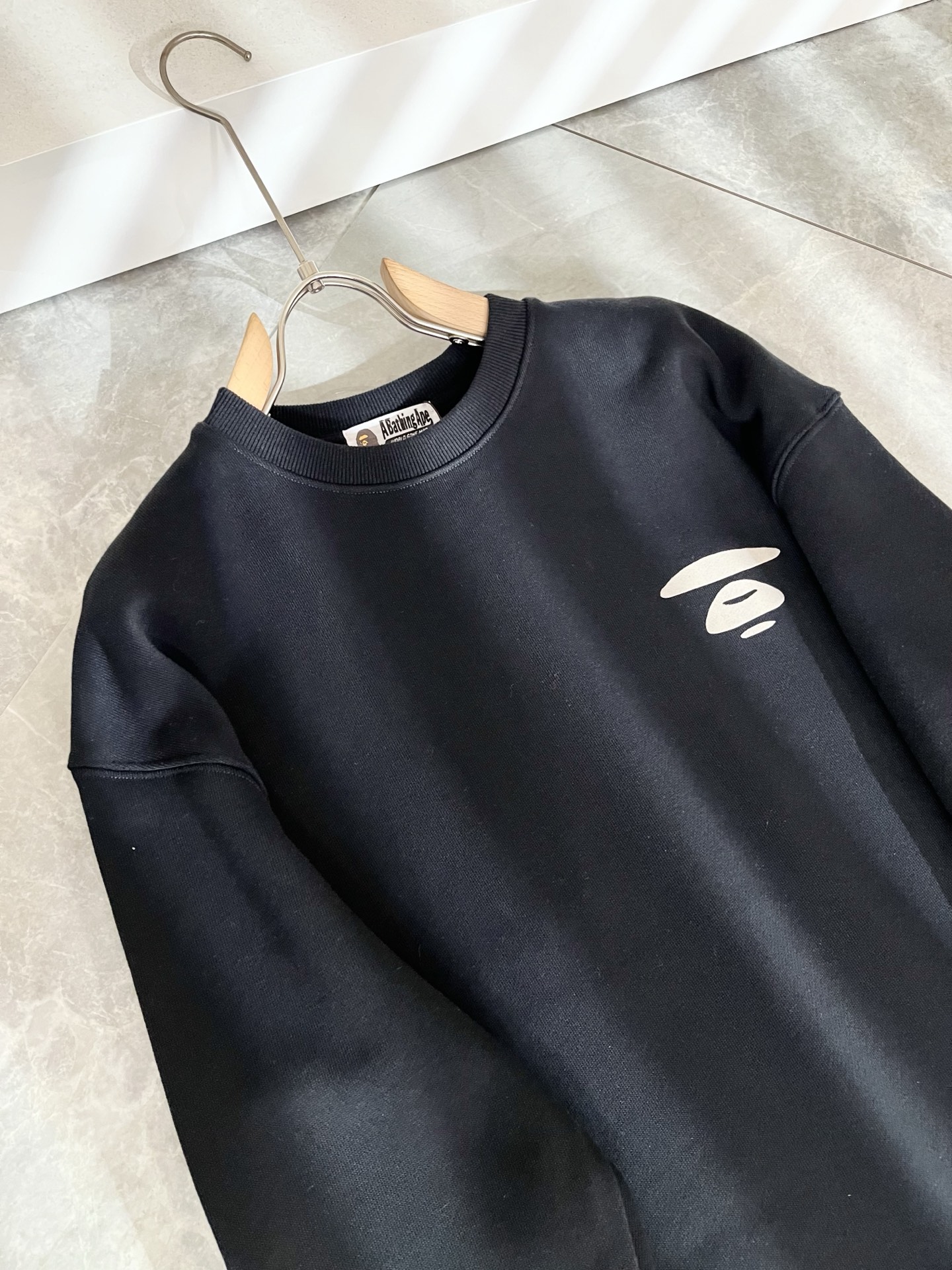 AAPE*2025卫衣全新系列单品上线，非常时髦前卫的一款男女同款卫衣，标识logo图案压胶工艺修饰！区