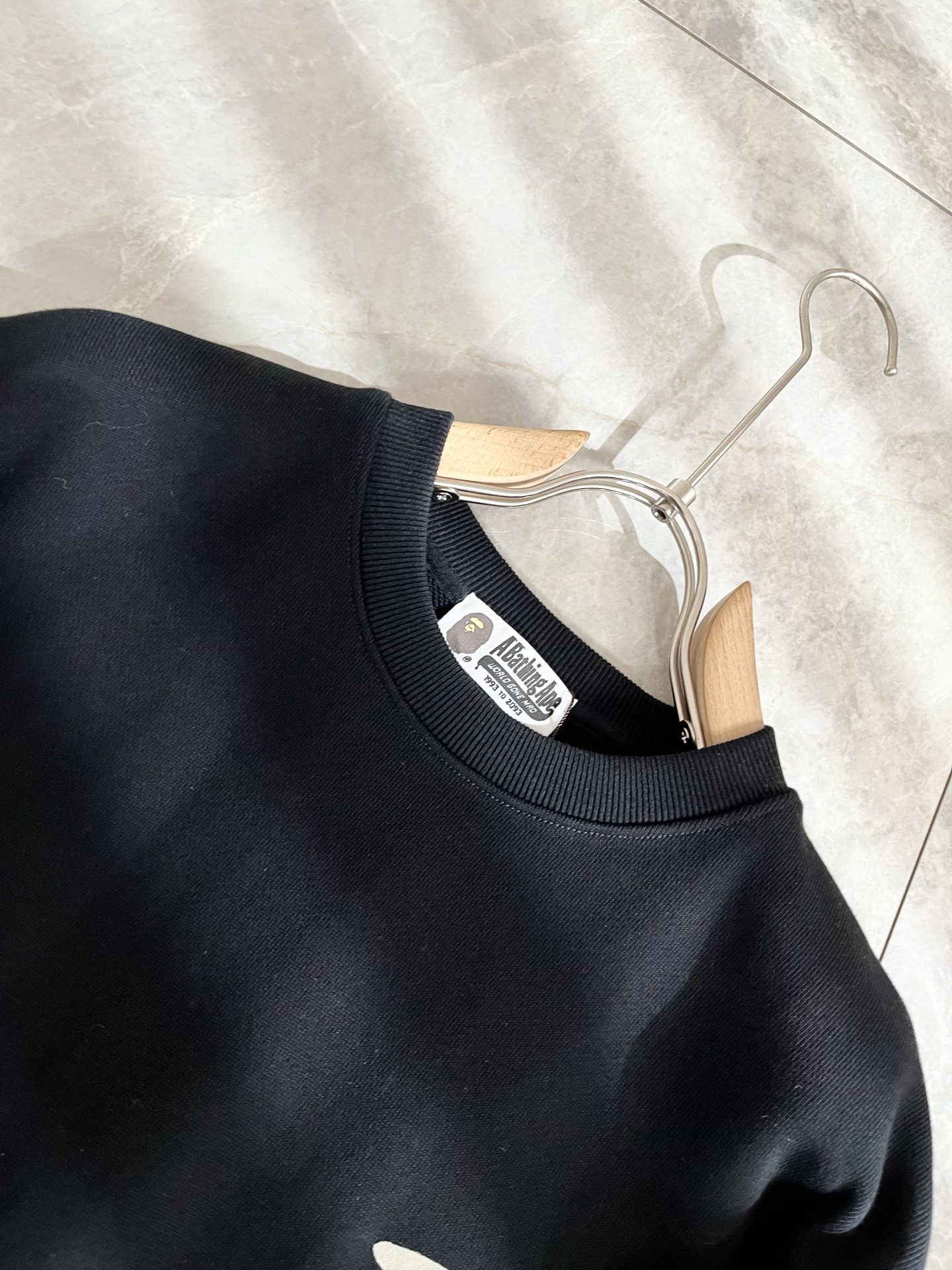 AAPE*2025卫衣全新系列单品上线，非常时髦前卫的一款男女同款卫衣，标识logo图案压胶工艺修饰！区