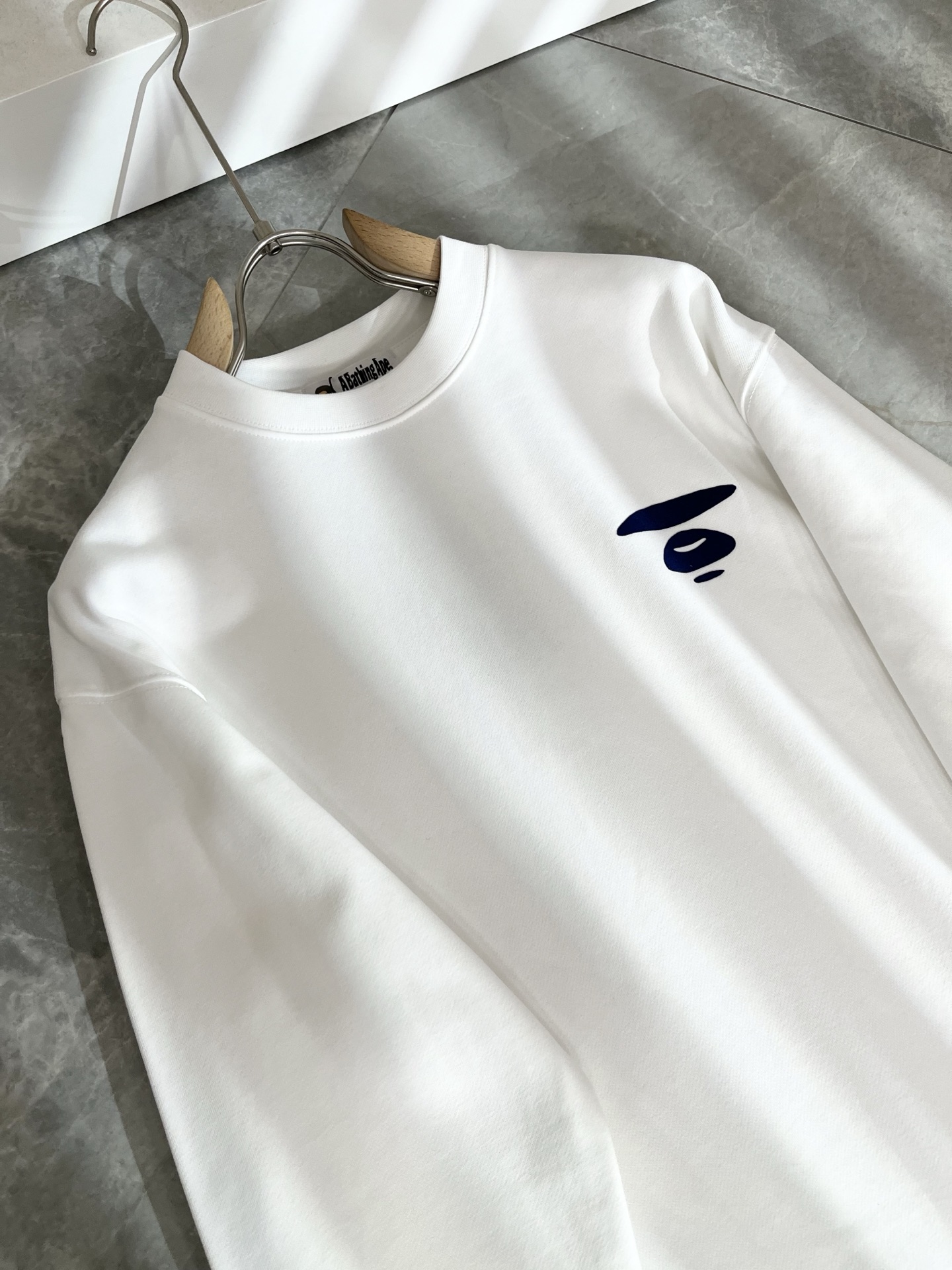 AAPE*2025卫衣全新系列单品上线，非常时髦前卫的一款男女同款卫衣，标识logo图案压胶工艺修饰！区