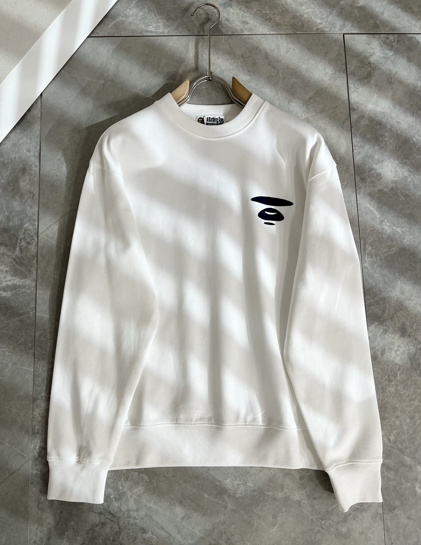 AAPE*2025卫衣全新系列单品上线，非常时髦前卫的一款男女同款卫衣，标识logo图案压胶工艺修饰！区