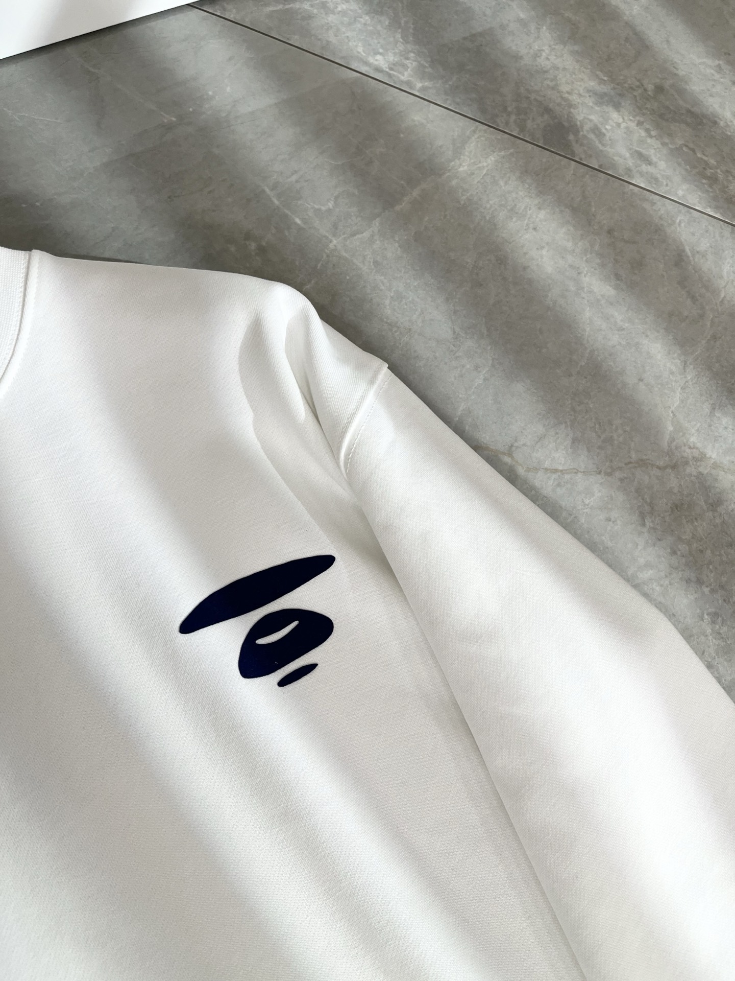 AAPE*2025卫衣全新系列单品上线，非常时髦前卫的一款男女同款卫衣，标识logo图案压胶工艺修饰！区