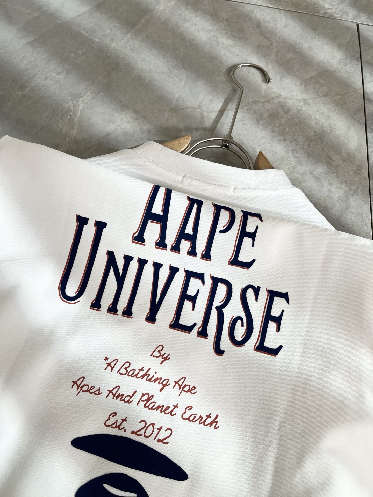 AAPE*2025卫衣全新系列单品上线，非常时髦前卫的一款男女同款卫衣，标识logo图案压胶工艺修饰！区