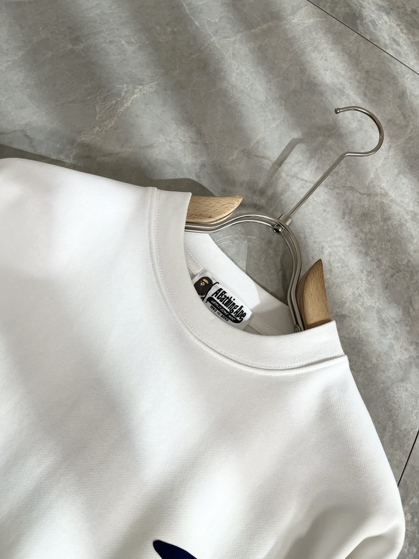 AAPE*2025卫衣全新系列单品上线，非常时髦前卫的一款男女同款卫衣，标识logo图案压胶工艺修饰！区