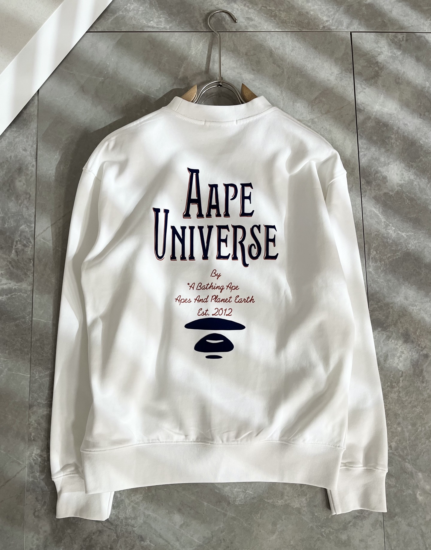 AAPE*2025卫衣全新系列单品上线，非常时髦前卫的一款男女同款卫衣，标识logo图案压胶工艺修饰！区