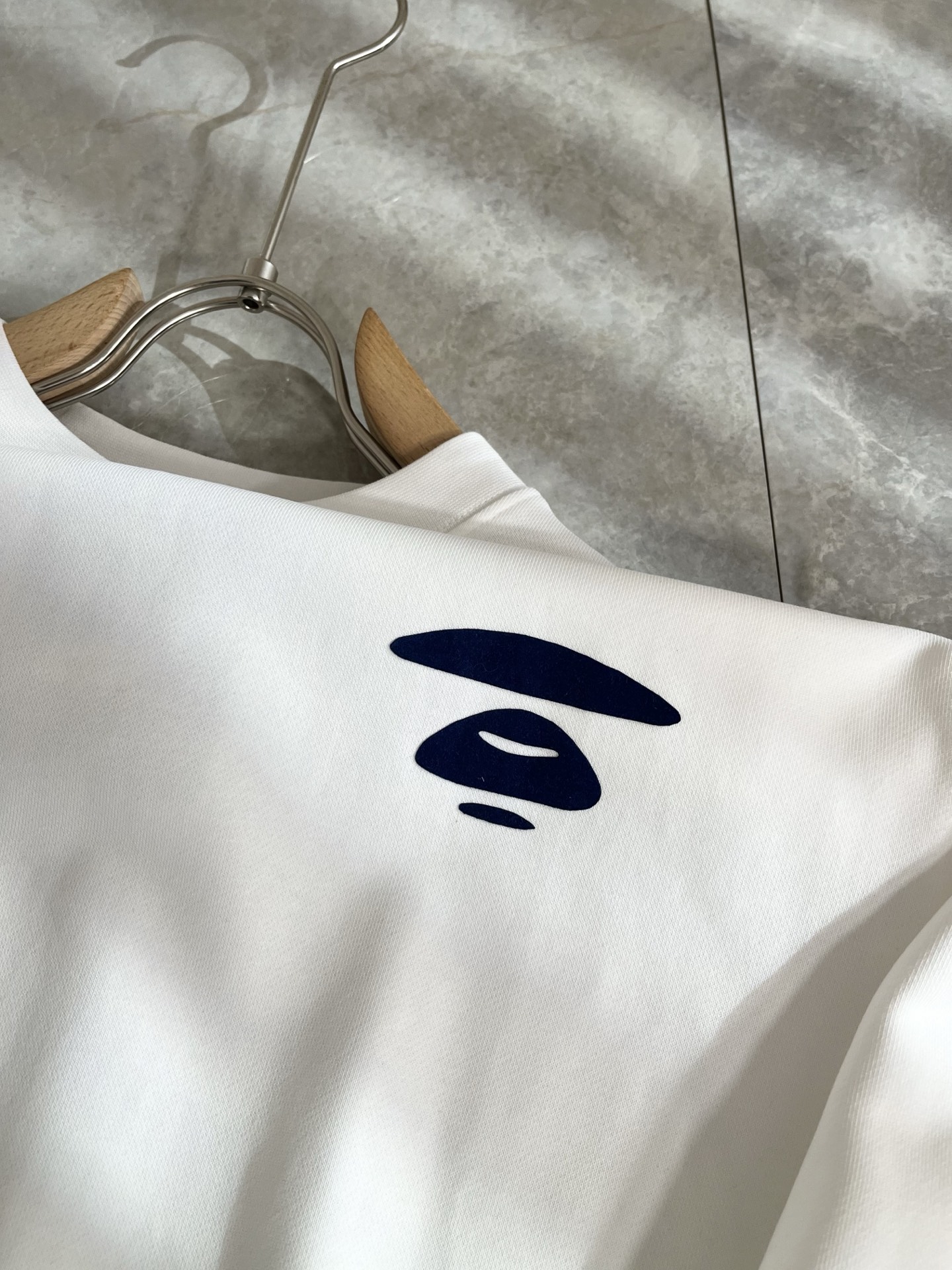 AAPE*2025卫衣全新系列单品上线，非常时髦前卫的一款男女同款卫衣，标识logo图案压胶工艺修饰！区