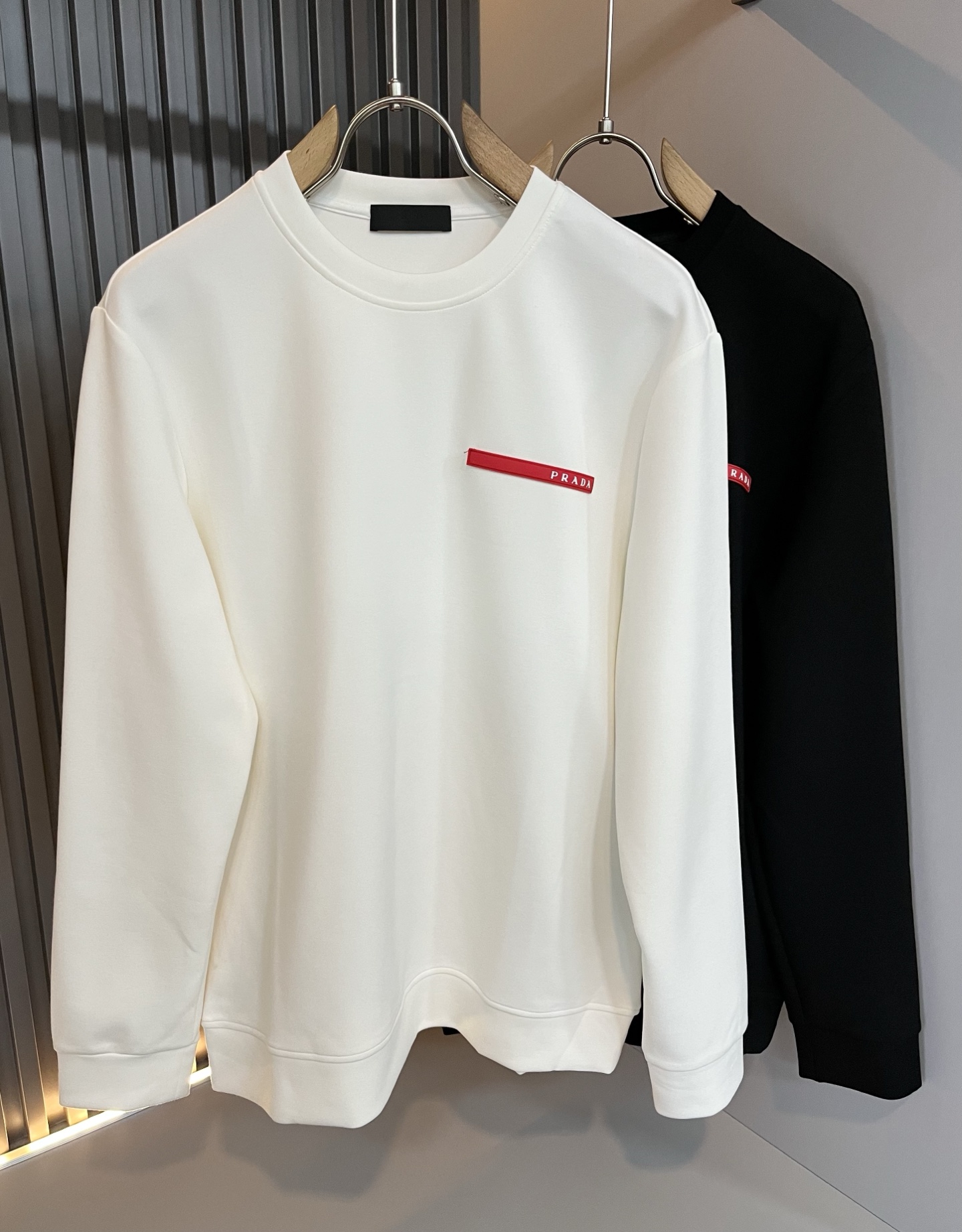 NO:599396,[Maximum wearing capacity: 240 pounds] PRAD*A’s 2025 autumn and winter new men’s and women’s sweatshirts, the latest model is exclusively available on the entire network!  !  ~It is both classic and fashionable, who doesn’t love it? It shows the classic again, it is very eye-catching, and it has a low-luxury aura and recognition!  Pr*da's traditional brand concept and modern advanced technology are perfectly combined. Coupled with an extremely modern and simple design, Pr*da's exclusive logo pattern badge design!  Customized 100% imported pure cotton fabric!  The texture of this model is quite impressive. You can tell the specifications and grades at your fingertips. The level of finesse and breathability are top-notch!  Size M-6XL,,prada,hoodie,sweatshirts,alexander wang19860909【最大穿240斤】 PRAD*A普*达2025秋冬新款男女同款卫衣,最新款全网独家首上！！~既经典有时尚百搭,谁不爱啊,将经典再次展现,非常的耐看,自带低奢光环与辨识度！Pr*da传统的品牌理念和现代化的先进技术进行了完美结合.加上极其现代摩登风范的简约设计,p家专属logo图案徽章设计！定制百分百进口纯棉面料！此款的质感相当感人 触手便知规格档次 细腻程度与透气效果堪称顶级！尺码M-6XL,,prada,hoodie,sweatshirts,alexander wang,Men's clothing