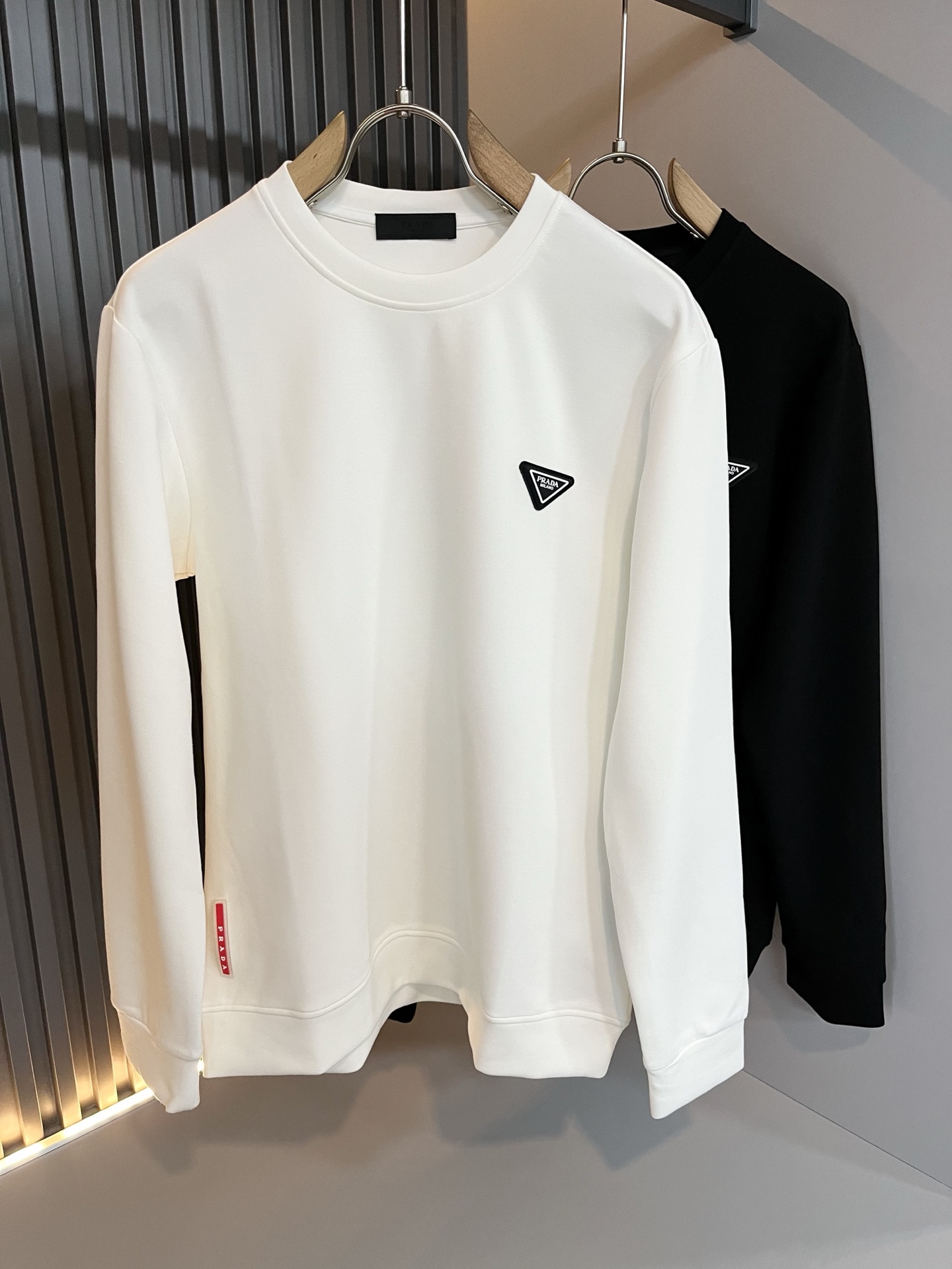 NO:599395,[Maximum wearing capacity: 240 pounds] PRAD*A’s 2025 autumn and winter new men’s and women’s sweatshirts, the latest model is exclusively available on the entire network!  !  ~It is both classic and fashionable, who doesn’t love it? It shows the classic again, it is very eye-catching, and it has a low-luxury aura and recognition!  Pr*da's traditional brand concept and modern advanced technology are perfectly combined. Coupled with an extremely modern and simple design, Pr*da's exclusive logo pattern badge design!  Customized 100% imported pure cotton fabric!  The texture of this model is quite impressive. You can tell the specifications and grades at your fingertips. The level of finesse and breathability are top-notch!  Size M-6XL,,prada,hoodie,sweatshirts,alexander wang19860909【最大穿240斤】 PRAD*A普*达2025秋冬新款男女同款卫衣,最新款全网独家首上！！~既经典有时尚百搭,谁不爱啊,将经典再次展现,非常的耐看,自带低奢光环与辨识度！Pr*da传统的品牌理念和现代化的先进技术进行了完美结合.加上极其现代摩登风范的简约设计,p家专属logo图案徽章设计！定制百分百进口纯棉面料！此款的质感相当感人 触手便知规格档次 细腻程度与透气效果堪称顶级！尺码M-6XL,,prada,hoodie,sweatshirts,alexander wang,Men's clothing