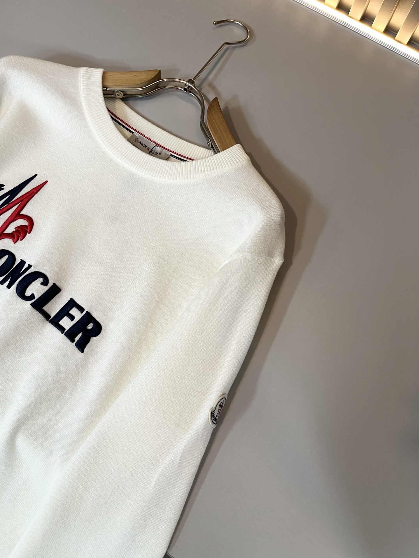 Moncl*r蒙*口 2025秋冬男女同款情侣款👫最新的贸易订单针织羊毛衫，全品相！！网红款！工艺采用针