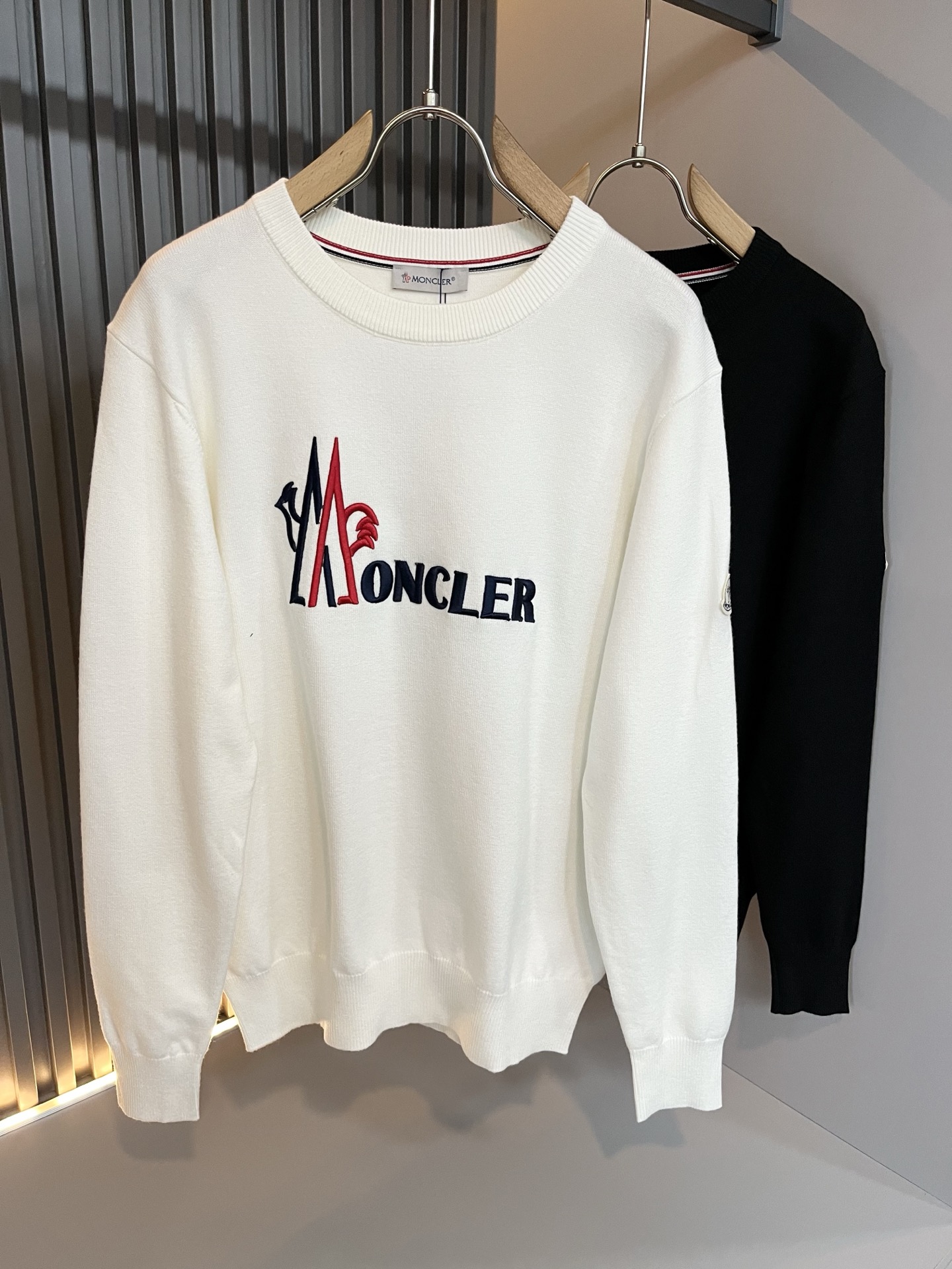 Moncl*r蒙*口 2025秋冬男女同款情侣款👫最新的贸易订单针织羊毛衫，全品相！！网红款！工艺采用针