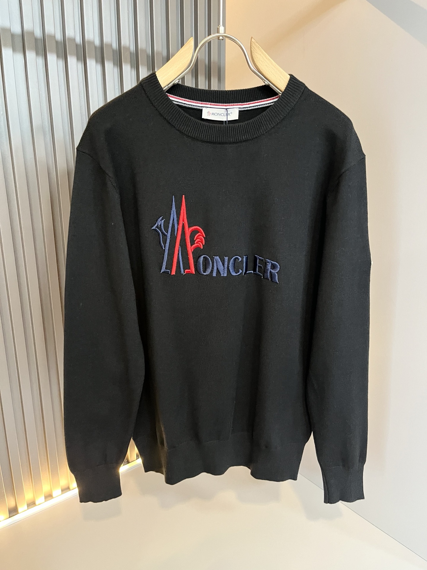 Moncl*r蒙*口 2025秋冬男女同款情侣款👫最新的贸易订单针织羊毛衫，全品相！！网红款！工艺采用针