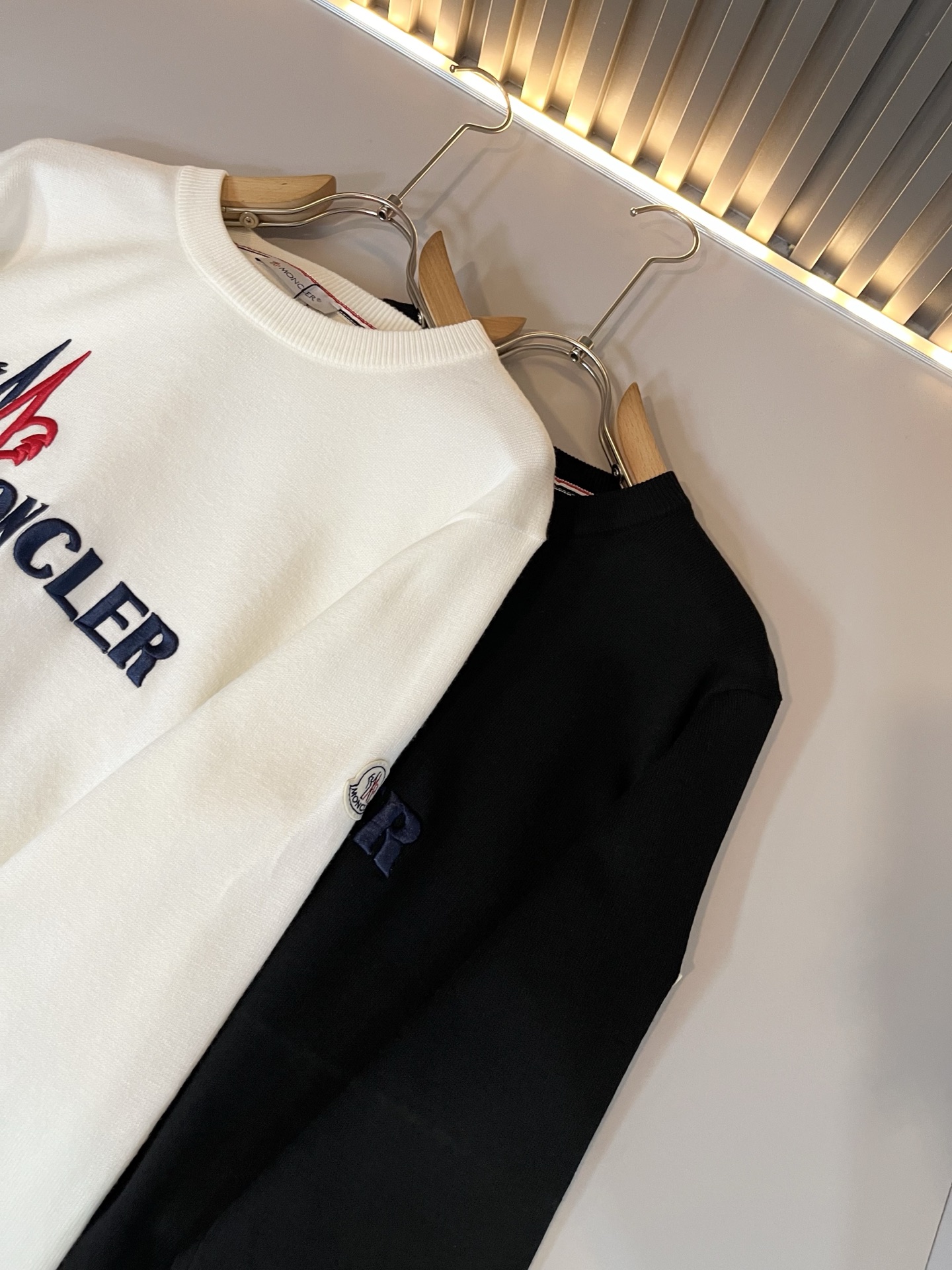 Moncl*r蒙*口 2025秋冬男女同款情侣款👫最新的贸易订单针织羊毛衫，全品相！！网红款！工艺采用针