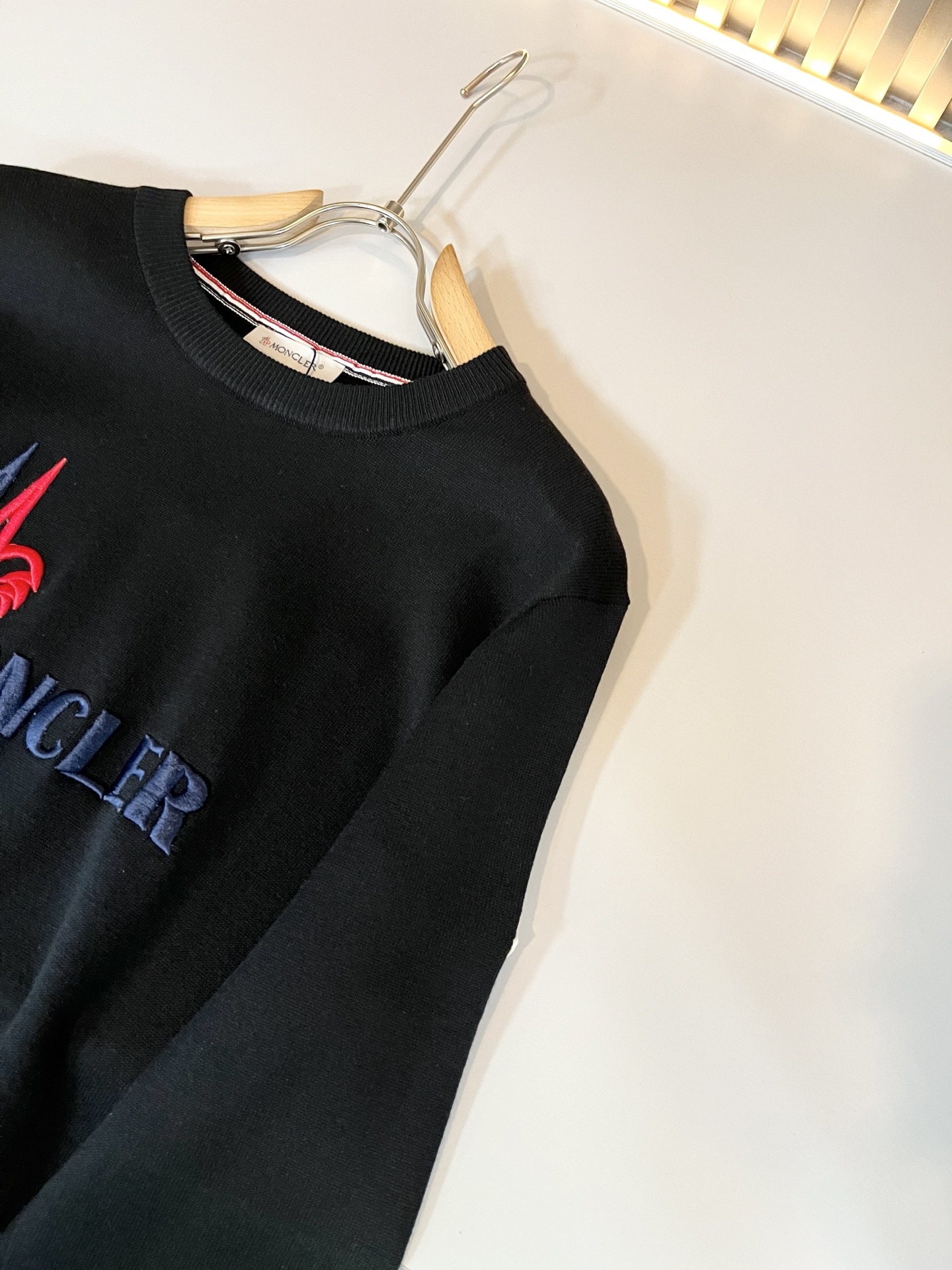 Moncl*r蒙*口 2025秋冬男女同款情侣款👫最新的贸易订单针织羊毛衫，全品相！！网红款！工艺采用针