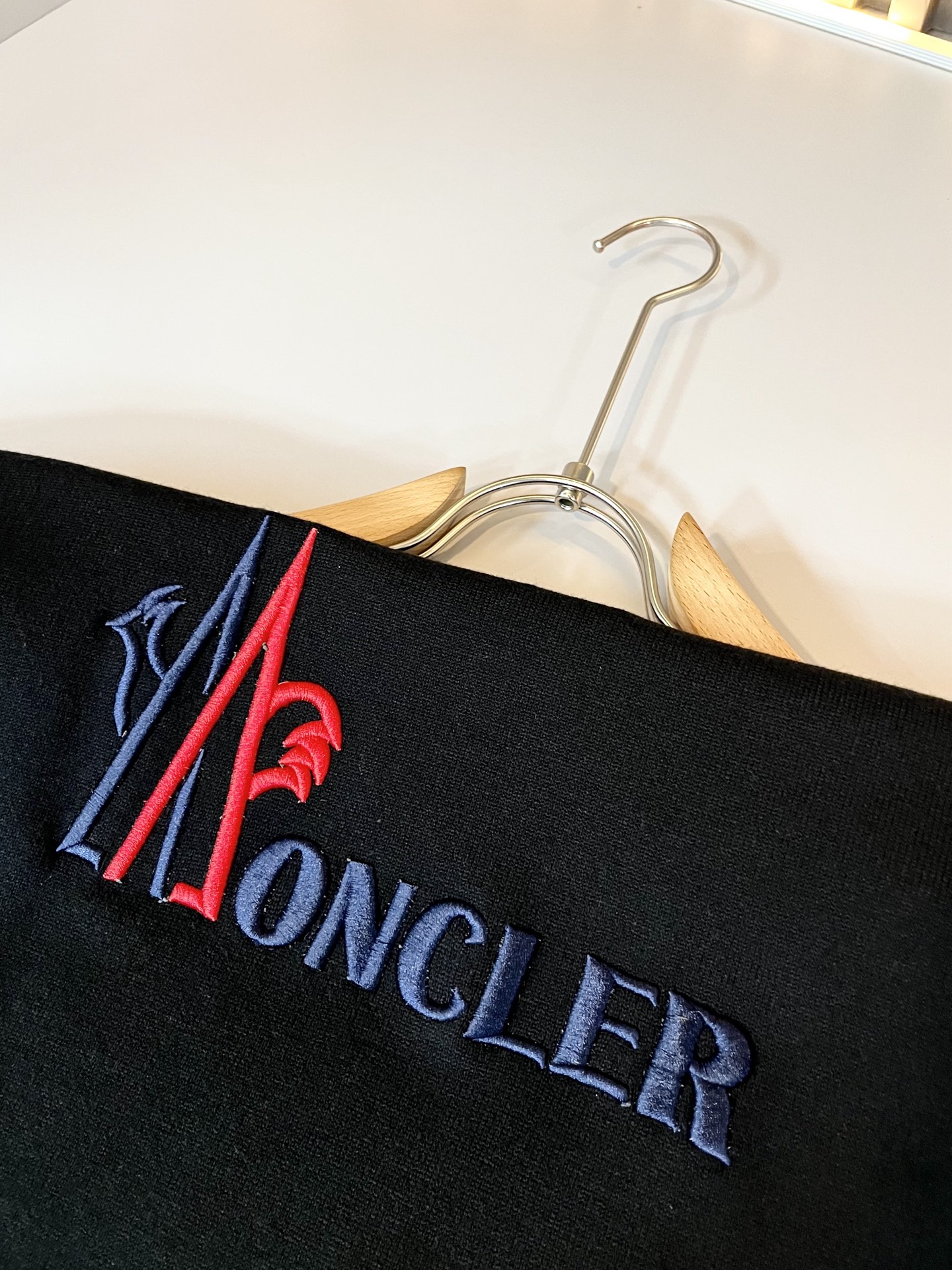 Moncl*r蒙*口 2025秋冬男女同款情侣款👫最新的贸易订单针织羊毛衫，全品相！！网红款！工艺采用针