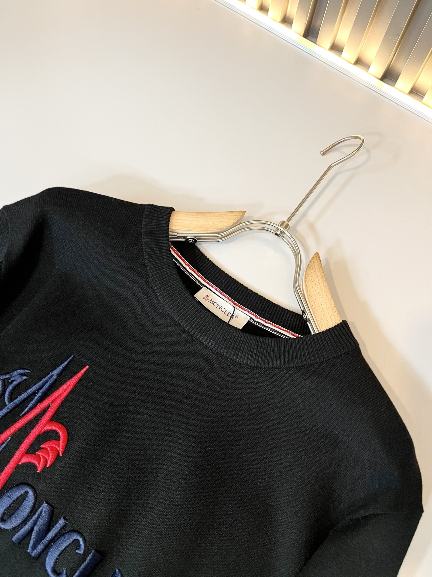 Moncl*r蒙*口 2025秋冬男女同款情侣款👫最新的贸易订单针织羊毛衫，全品相！！网红款！工艺采用针