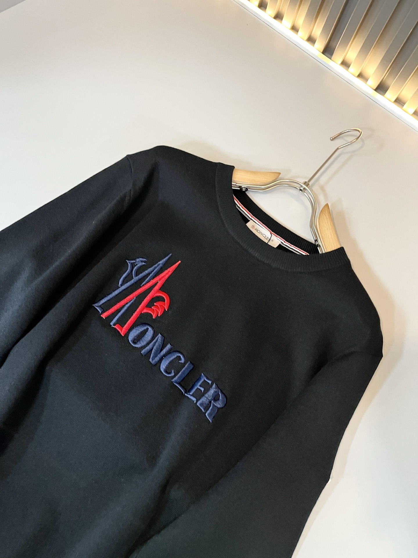 Moncl*r蒙*口 2025秋冬男女同款情侣款👫最新的贸易订单针织羊毛衫，全品相！！网红款！工艺采用针