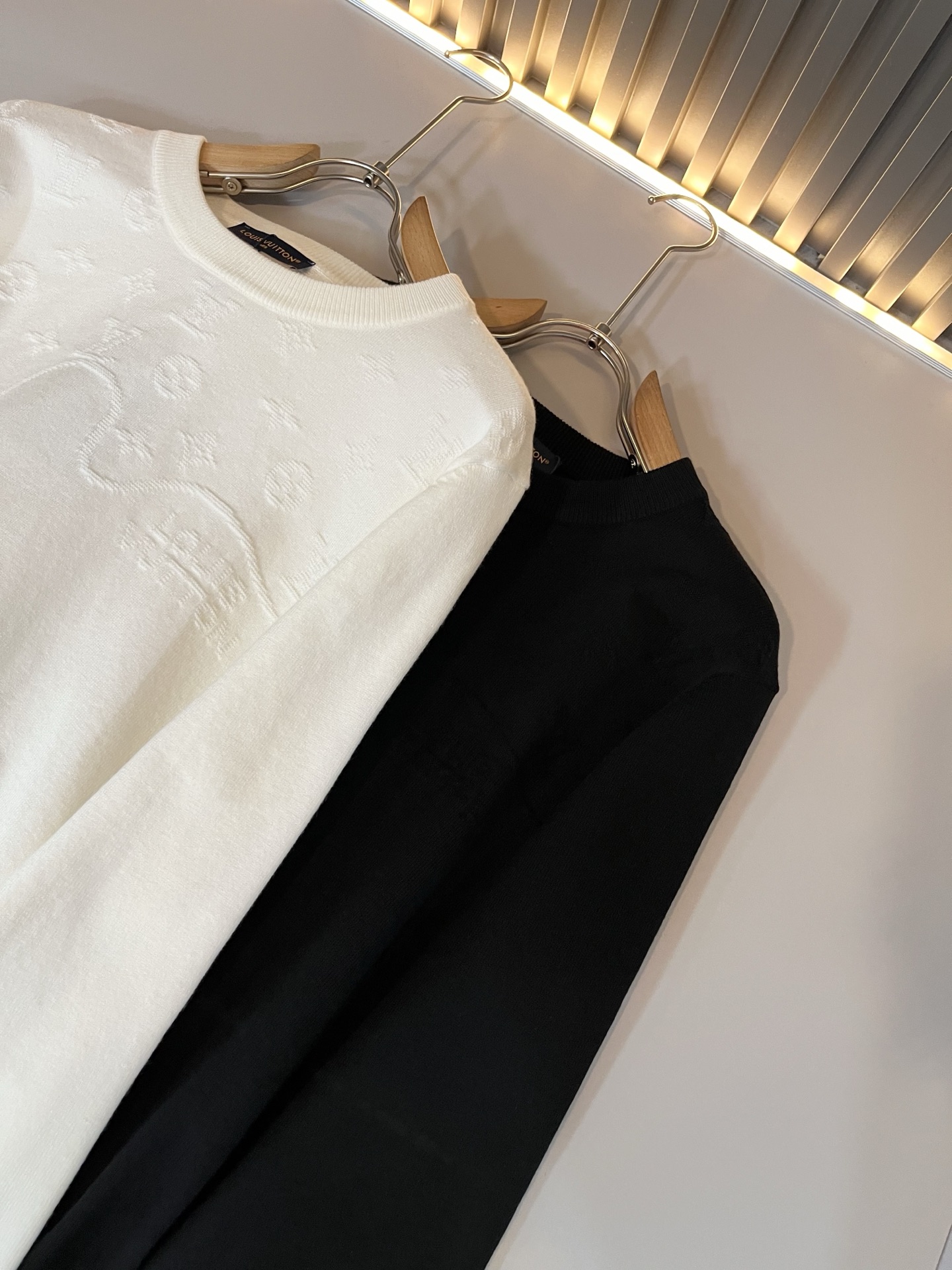 Louis Vuit*on 2025秋冬路易家族轻奢Monogram钩织针织羊毛衫！男女同款👫装饰！ 路