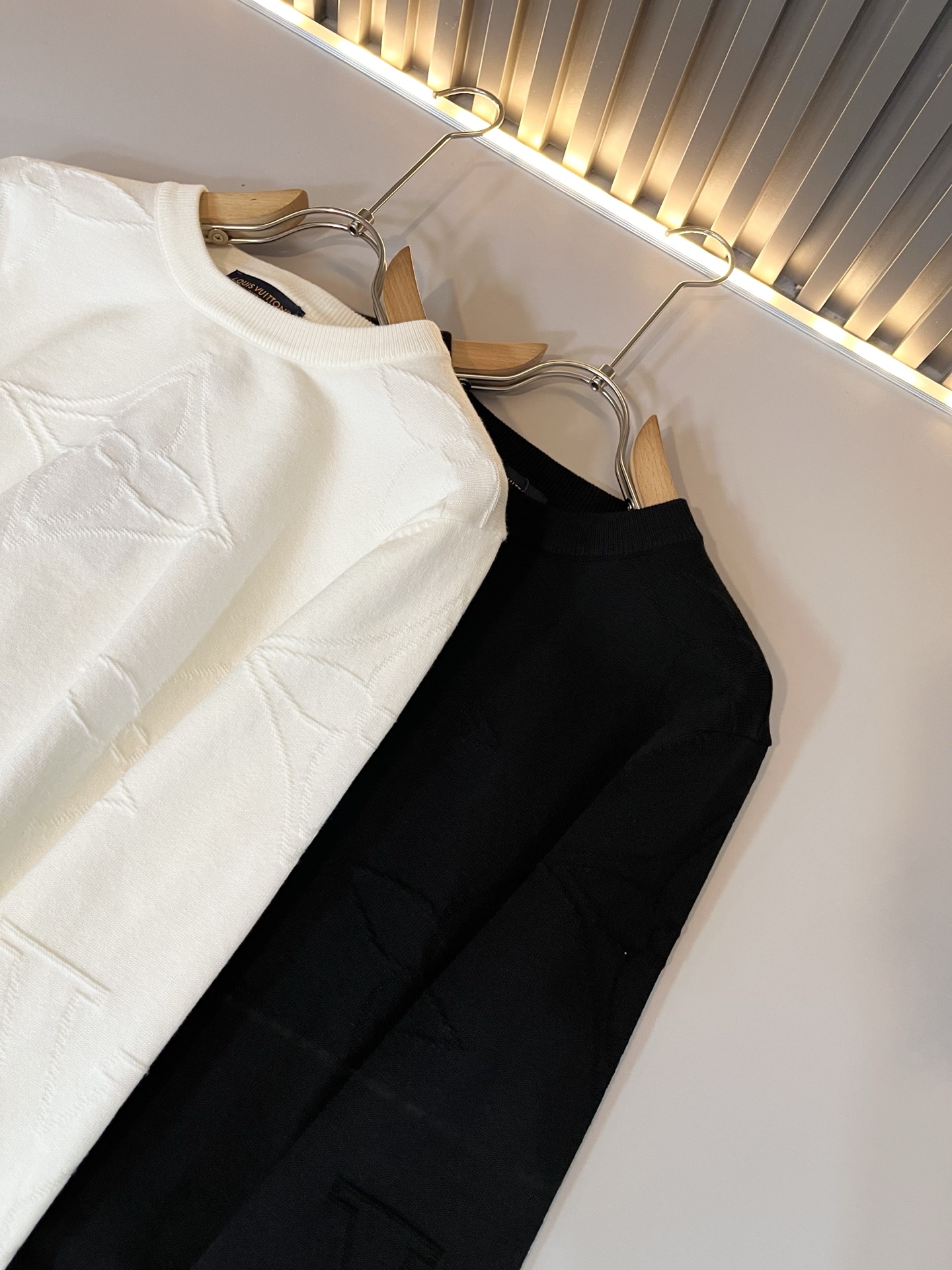 Louis Vuit*on 2025秋冬路易家族轻奢Monogram钩织针织羊毛衫！男女同款👫装饰！ 路