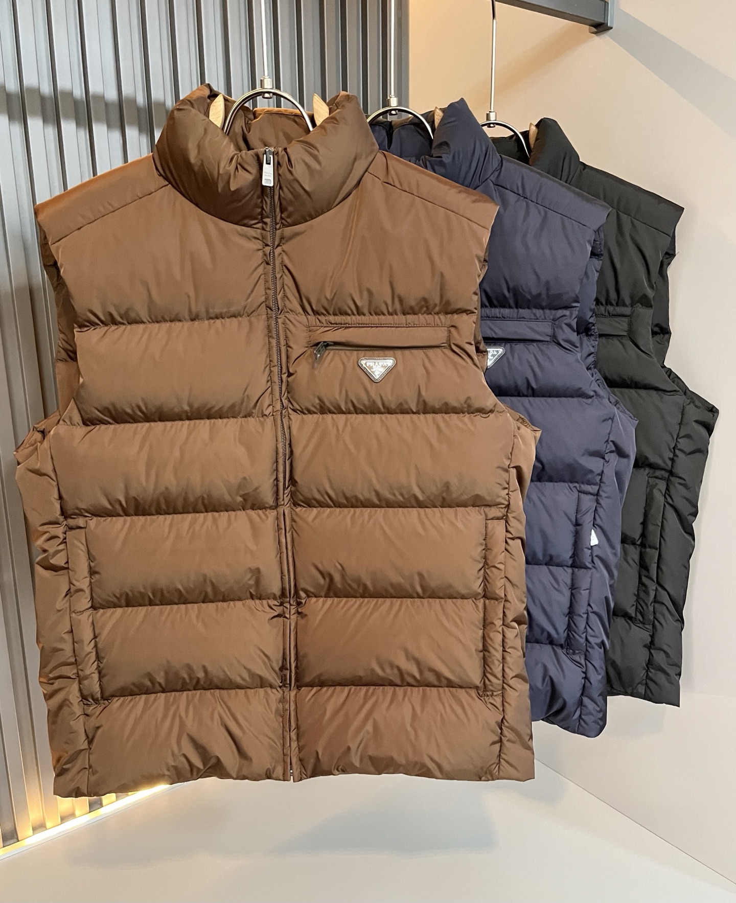 Prad*a 普*达2025秋冬男女同款👫羽绒服马甲外套，现货 Prad* 羽绒面料夹克 防水羽绒服保暖
