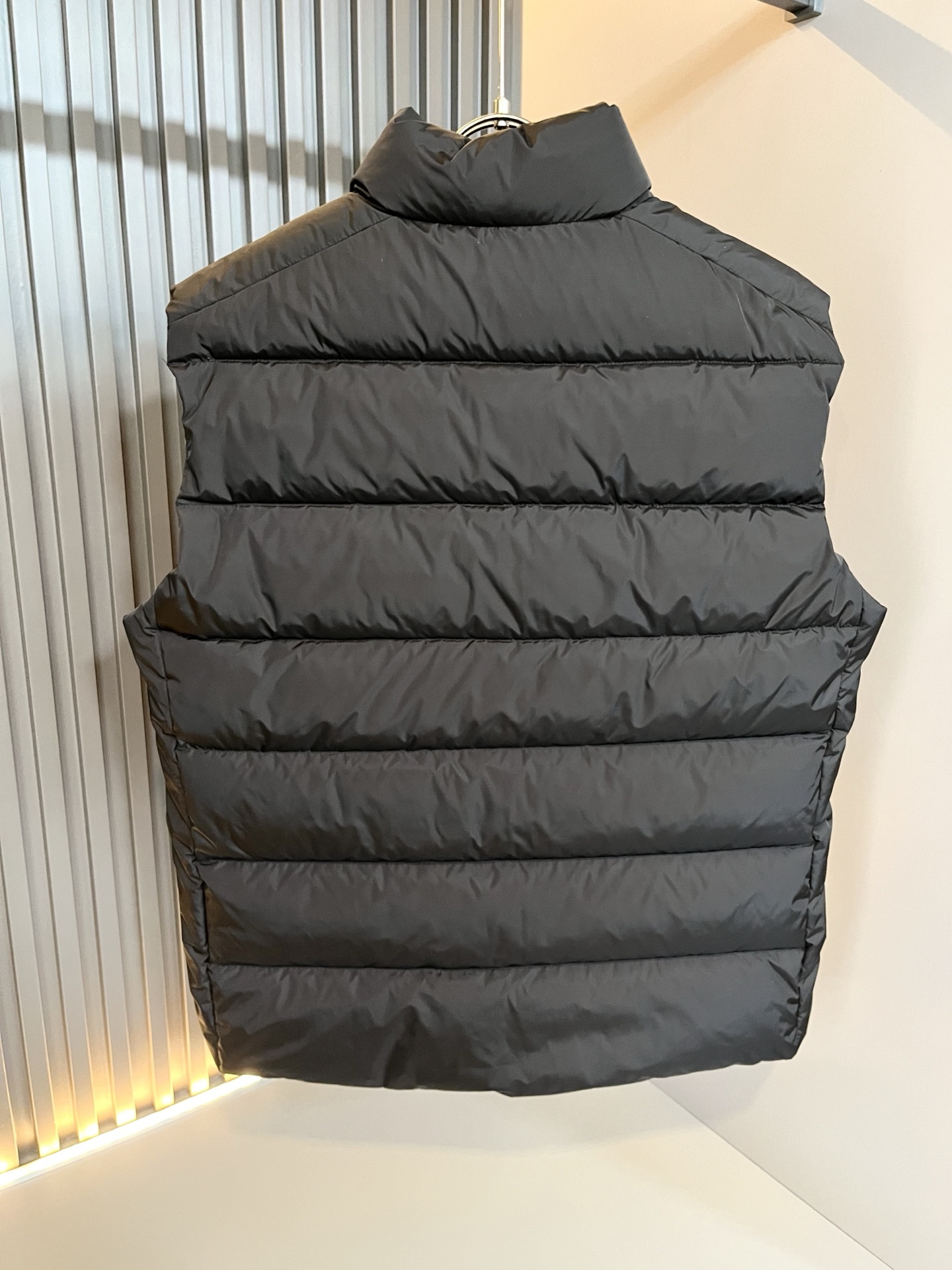 Prad*a 普*达2025秋冬男女同款👫羽绒服马甲外套，现货 Prad* 羽绒面料夹克 防水羽绒服保暖