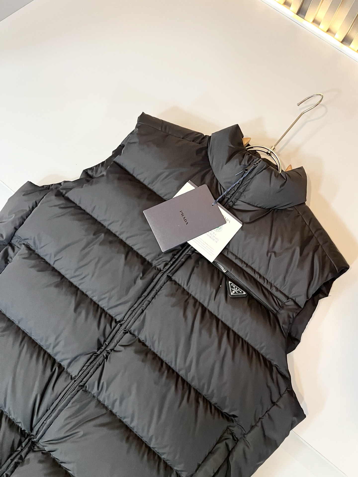 Prad*a 普*达2025秋冬男女同款👫羽绒服马甲外套，现货 Prad* 羽绒面料夹克 防水羽绒服保暖