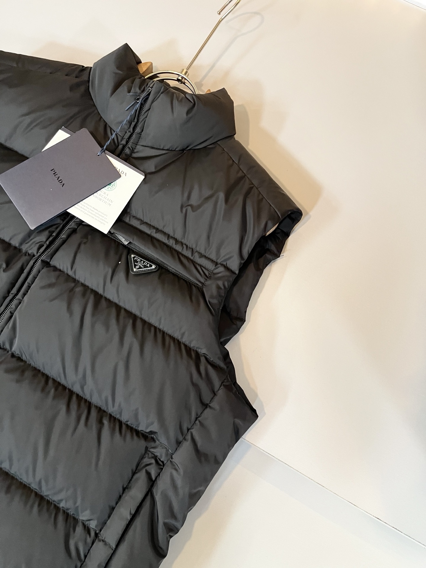 Prad*a 普*达2025秋冬男女同款👫羽绒服马甲外套，现货 Prad* 羽绒面料夹克 防水羽绒服保暖