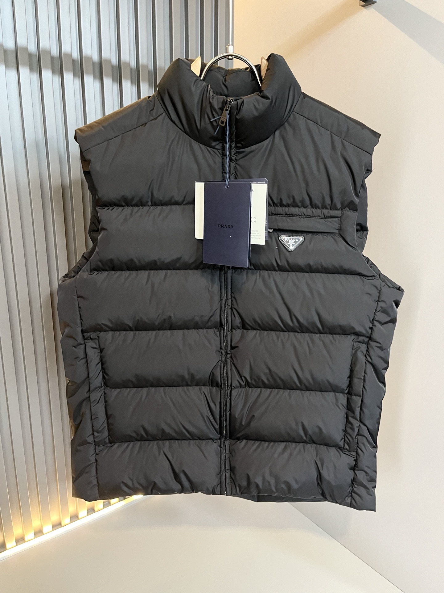 Prad*a 普*达2025秋冬男女同款👫羽绒服马甲外套，现货 Prad* 羽绒面料夹克 防水羽绒服保暖