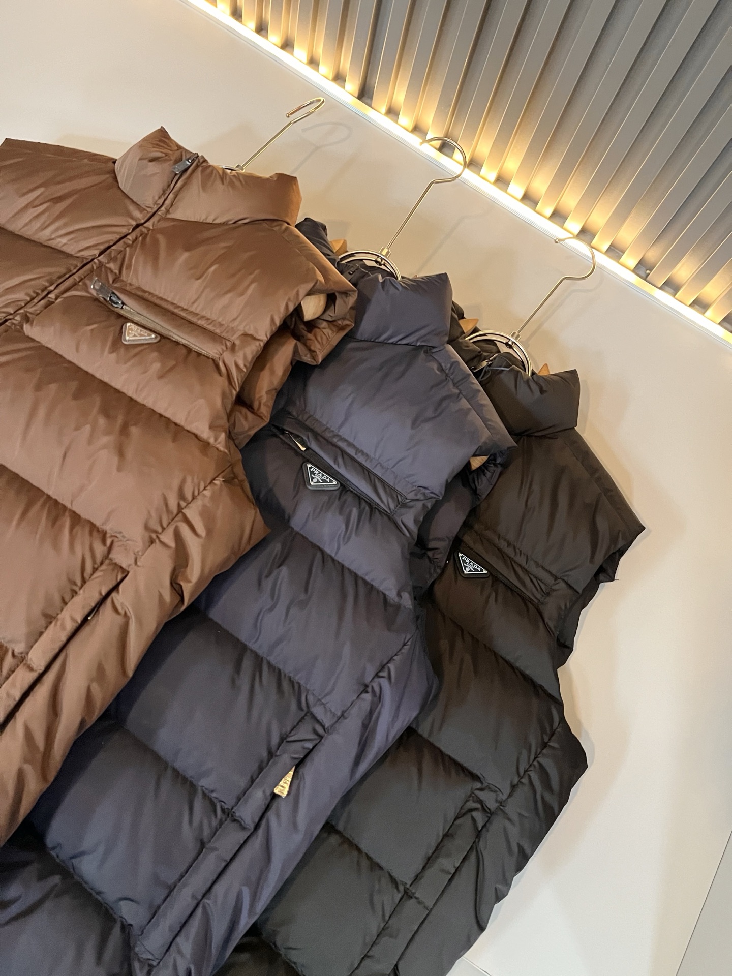 Prad*a 普*达2025秋冬男女同款👫羽绒服马甲外套，现货 Prad* 羽绒面料夹克 防水羽绒服保暖