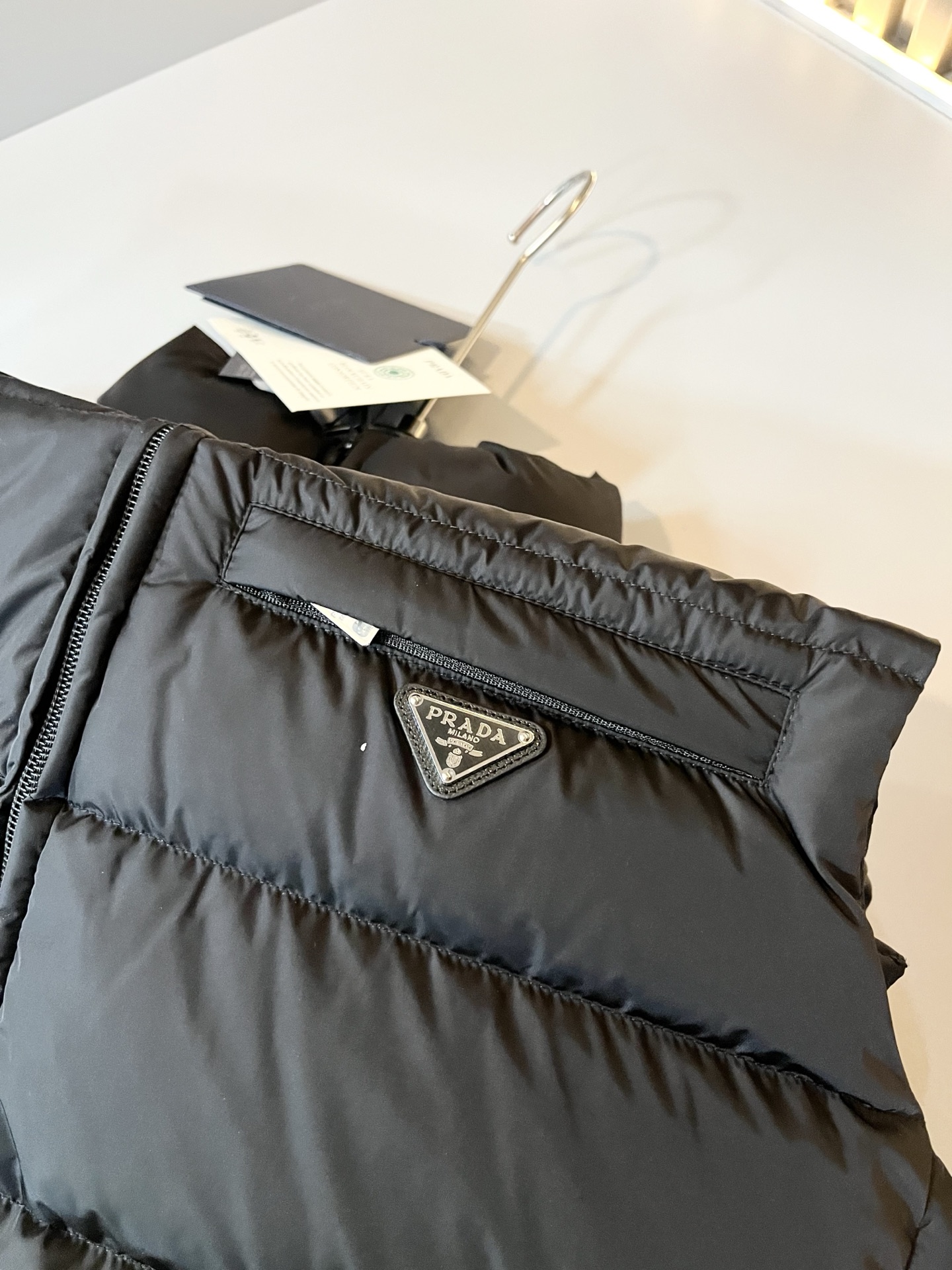 Prad*a 普*达2025秋冬男女同款👫羽绒服马甲外套，现货 Prad* 羽绒面料夹克 防水羽绒服保暖