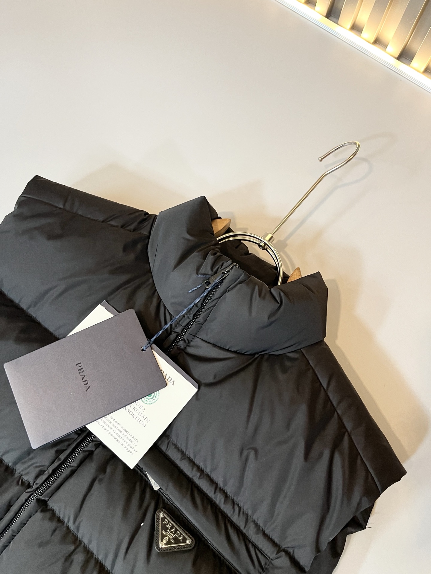 Prad*a 普*达2025秋冬男女同款👫羽绒服马甲外套，现货 Prad* 羽绒面料夹克 防水羽绒服保暖