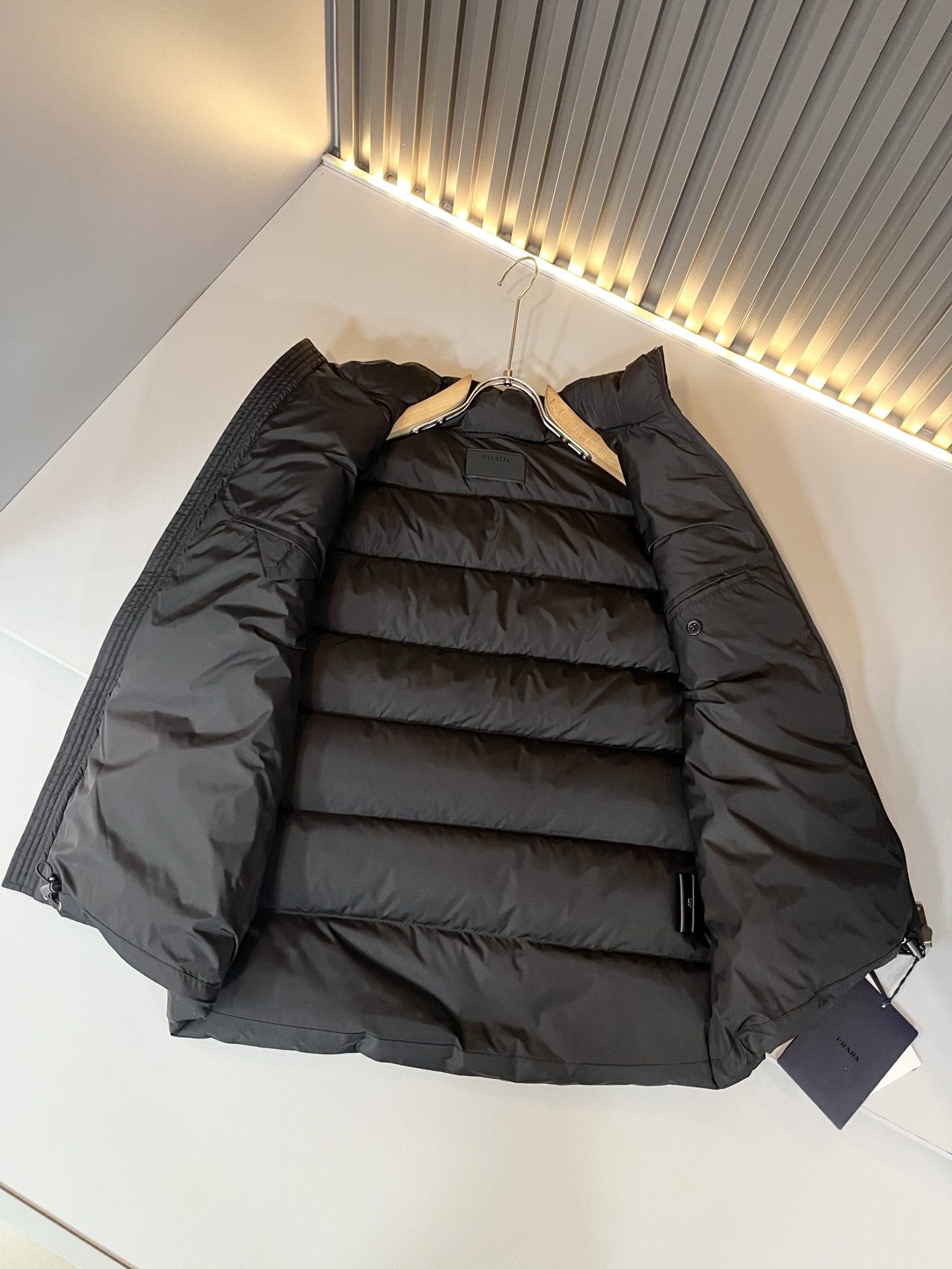 Prad*a 普*达2025秋冬男女同款👫羽绒服马甲外套，现货 Prad* 羽绒面料夹克 防水羽绒服保暖