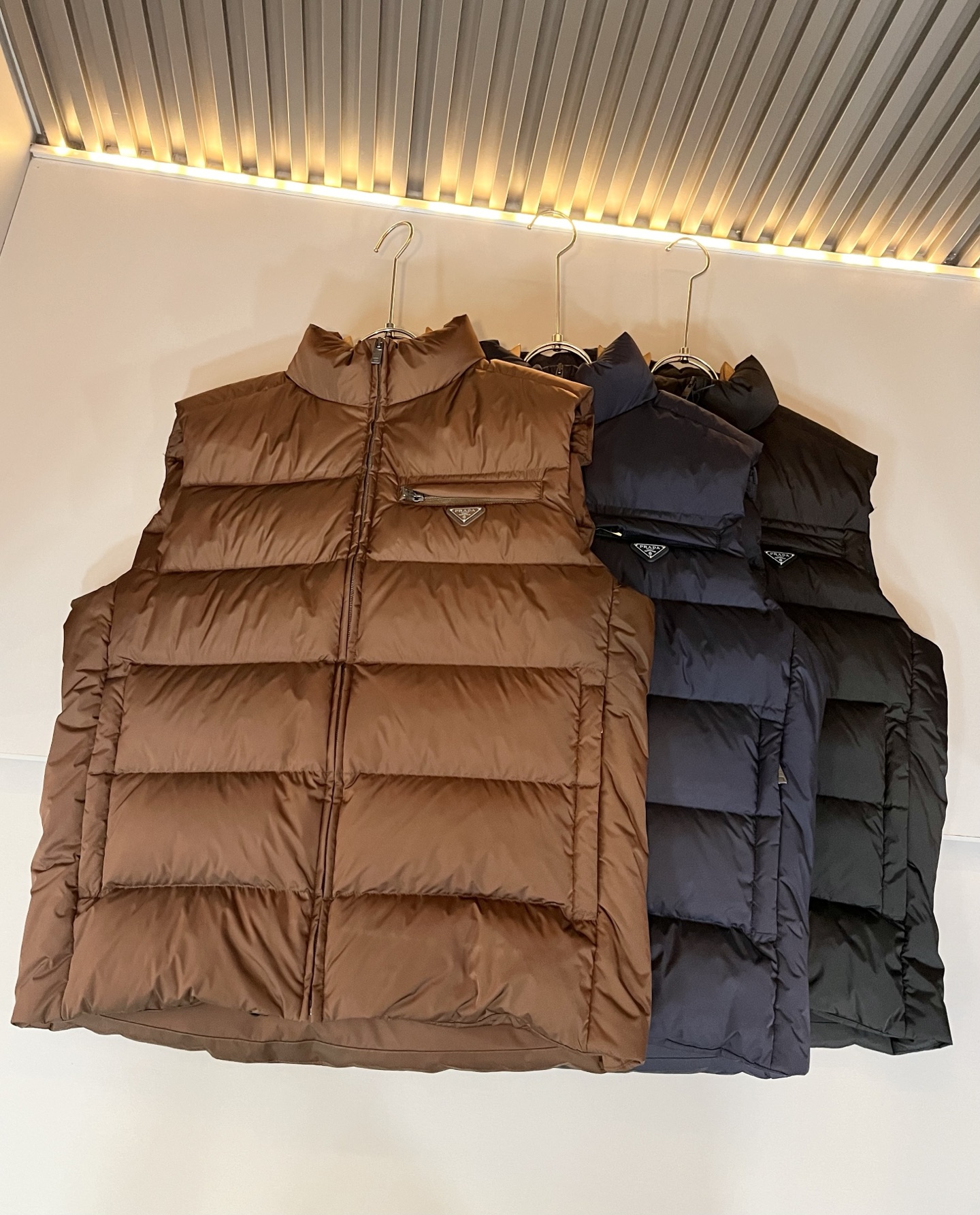 Prad*a 普*达2025秋冬男女同款👫羽绒服马甲外套，现货 Prad* 羽绒面料夹克 防水羽绒服保暖