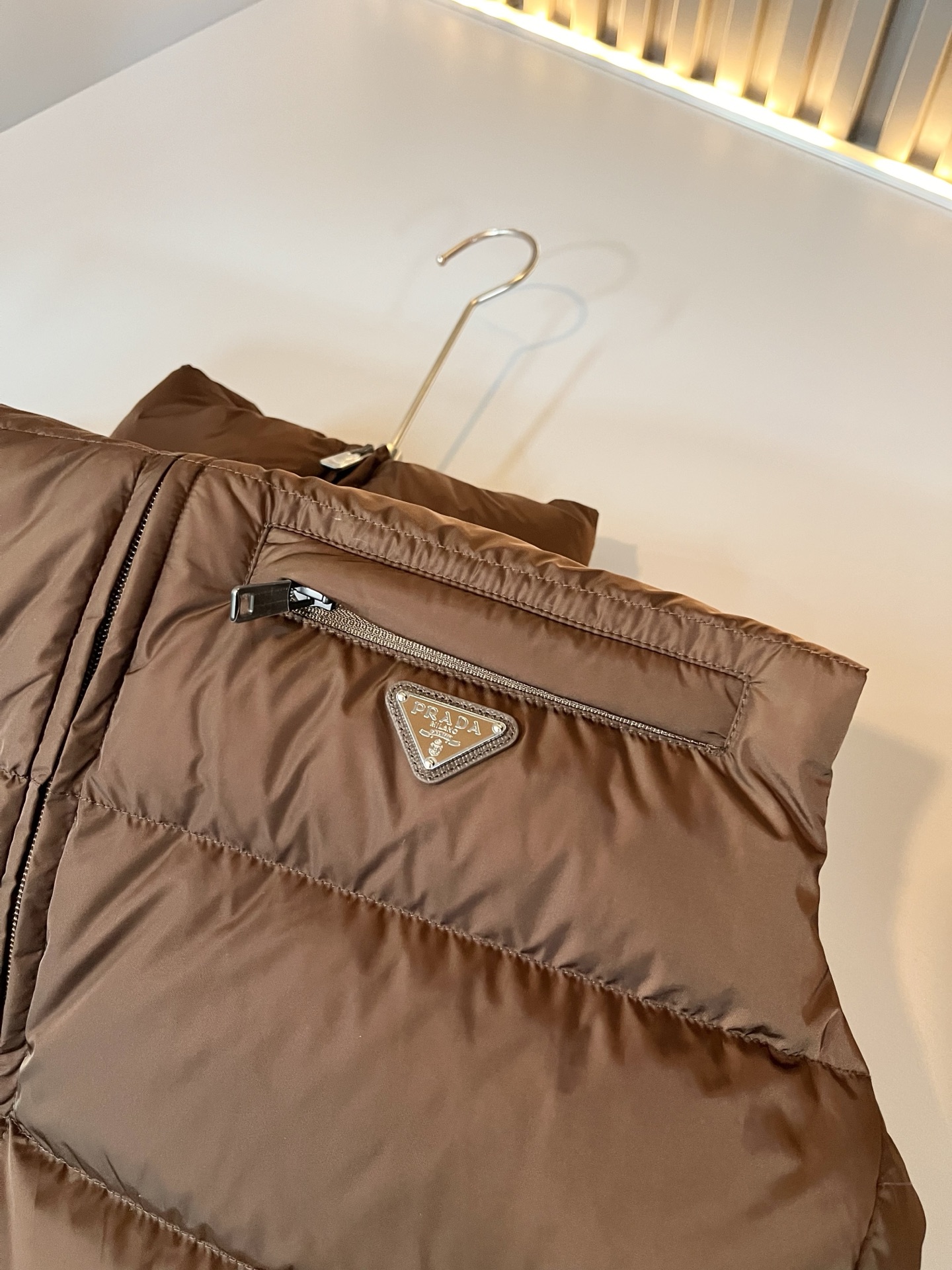 Prad*a 普*达2025秋冬男女同款👫羽绒服马甲外套，现货 Prad* 羽绒面料夹克 防水羽绒服保暖