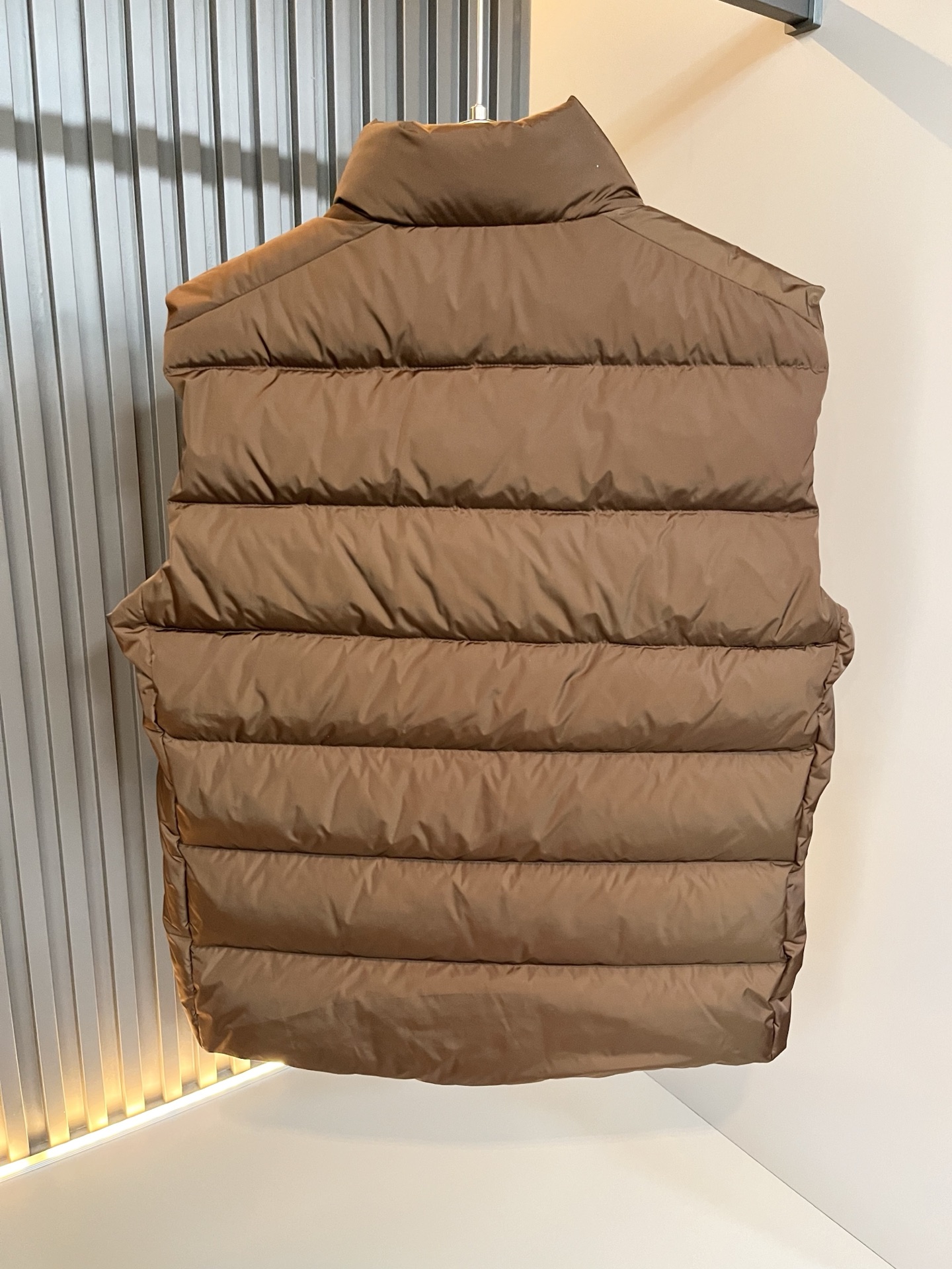 Prad*a 普*达2025秋冬男女同款👫羽绒服马甲外套，现货 Prad* 羽绒面料夹克 防水羽绒服保暖