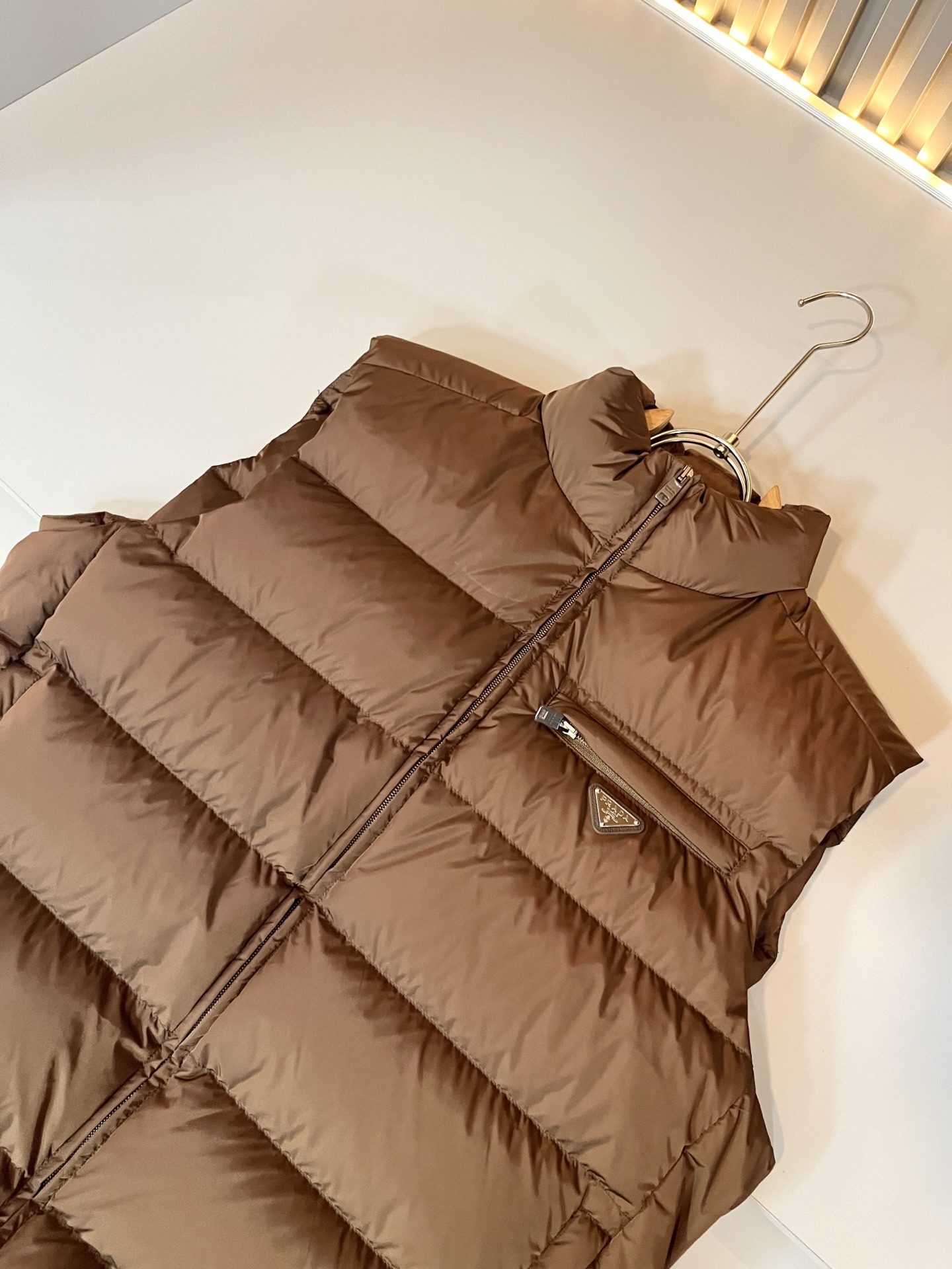 Prad*a 普*达2025秋冬男女同款👫羽绒服马甲外套，现货 Prad* 羽绒面料夹克 防水羽绒服保暖