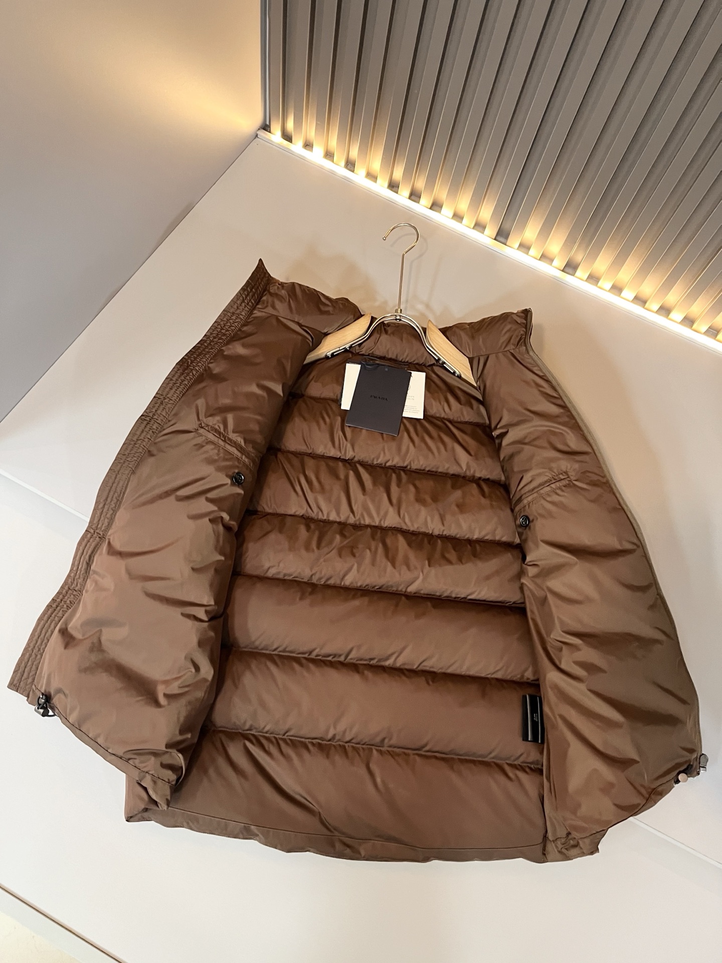 Prad*a 普*达2025秋冬男女同款👫羽绒服马甲外套，现货 Prad* 羽绒面料夹克 防水羽绒服保暖