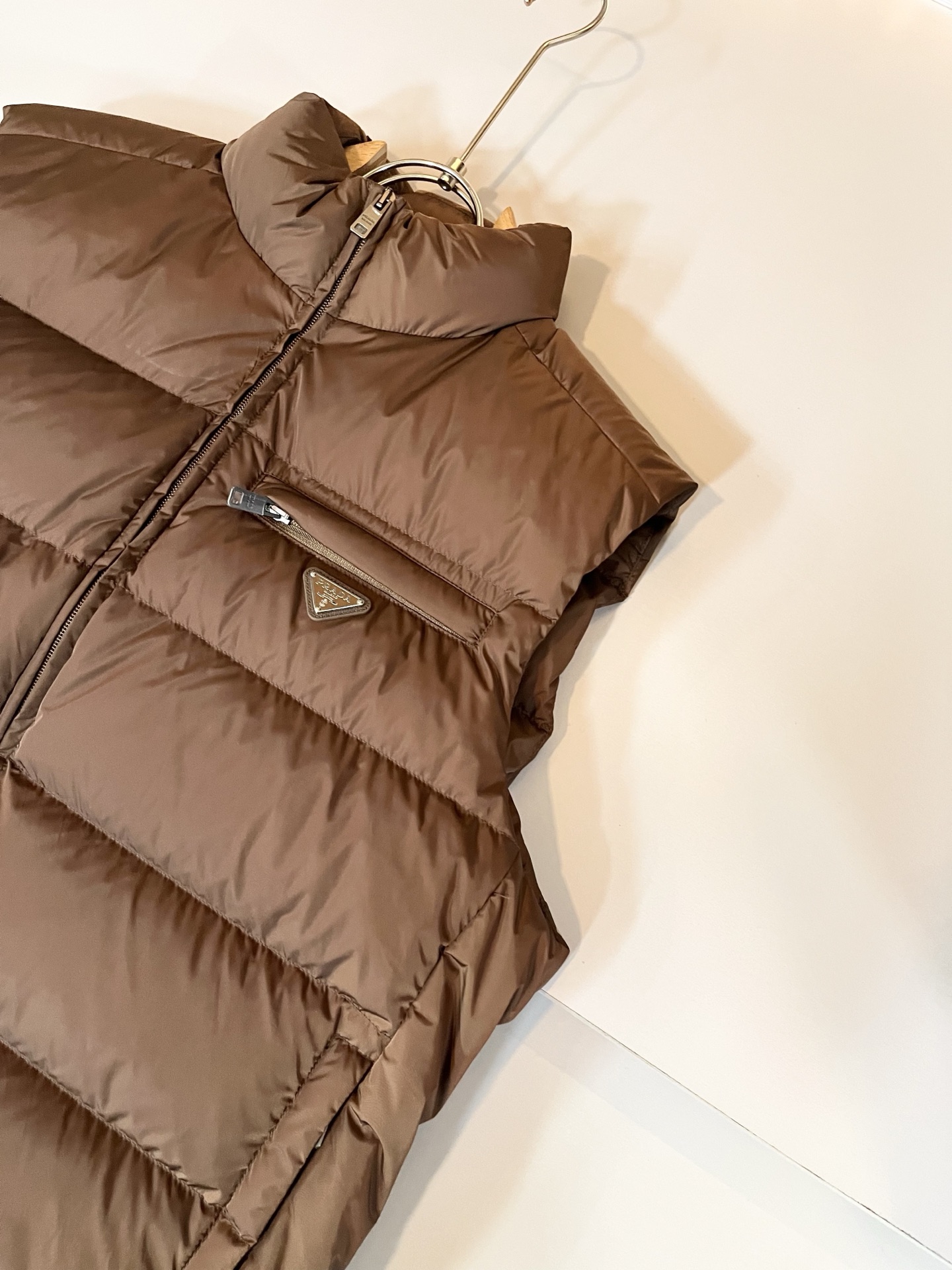 Prad*a 普*达2025秋冬男女同款👫羽绒服马甲外套，现货 Prad* 羽绒面料夹克 防水羽绒服保暖