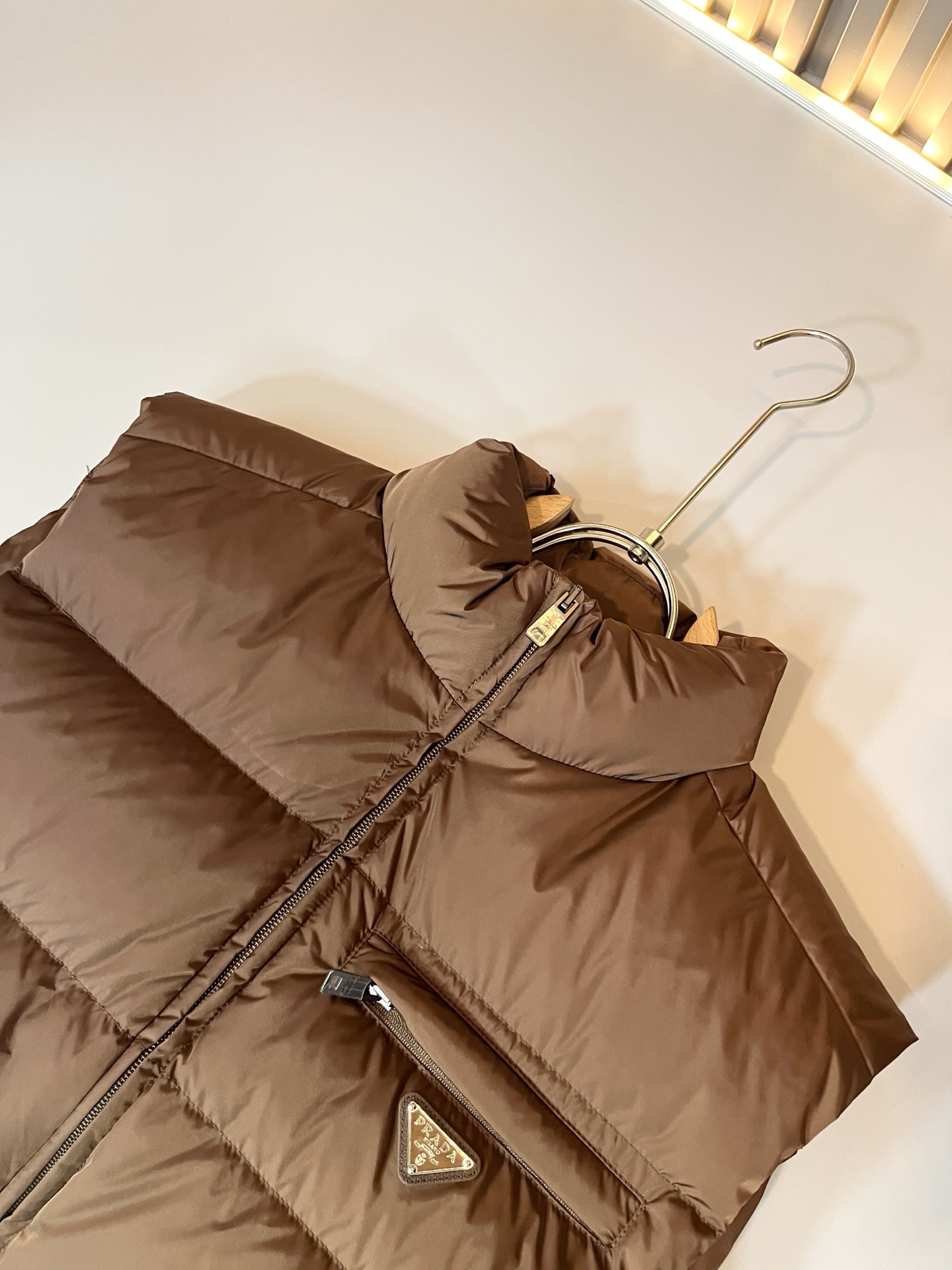 Prad*a 普*达2025秋冬男女同款👫羽绒服马甲外套，现货 Prad* 羽绒面料夹克 防水羽绒服保暖