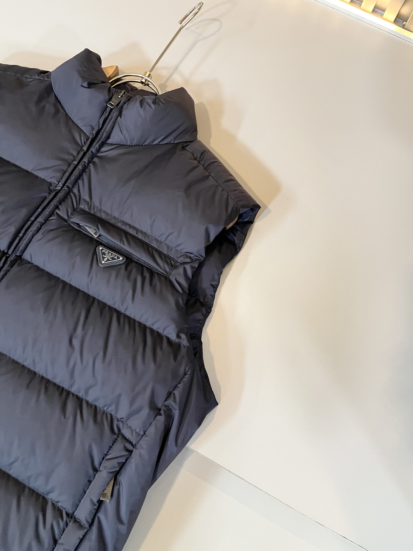 Prad*a 普*达2025秋冬男女同款👫羽绒服马甲外套，现货 Prad* 羽绒面料夹克 防水羽绒服保暖