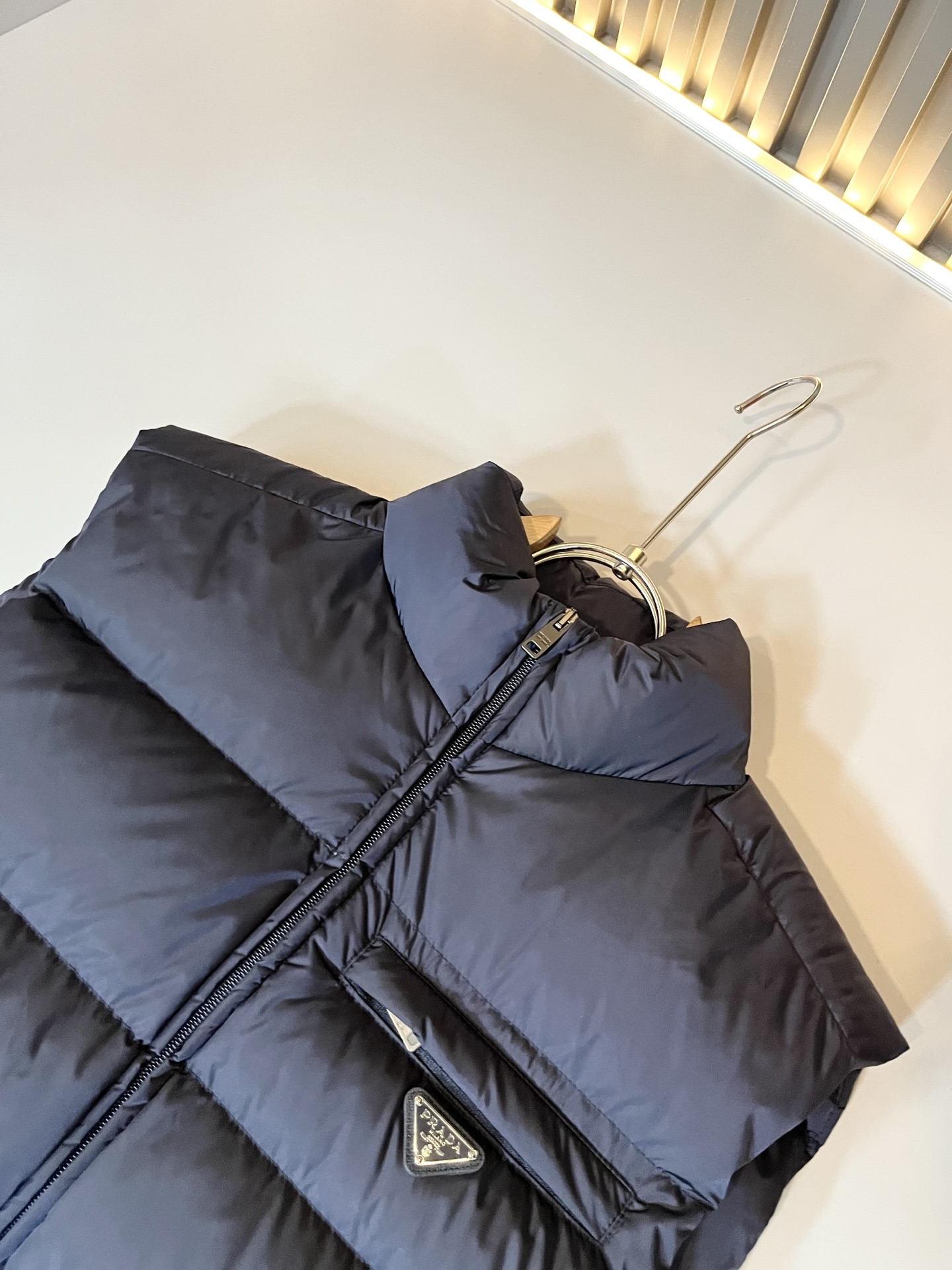 Prad*a 普*达2025秋冬男女同款👫羽绒服马甲外套，现货 Prad* 羽绒面料夹克 防水羽绒服保暖