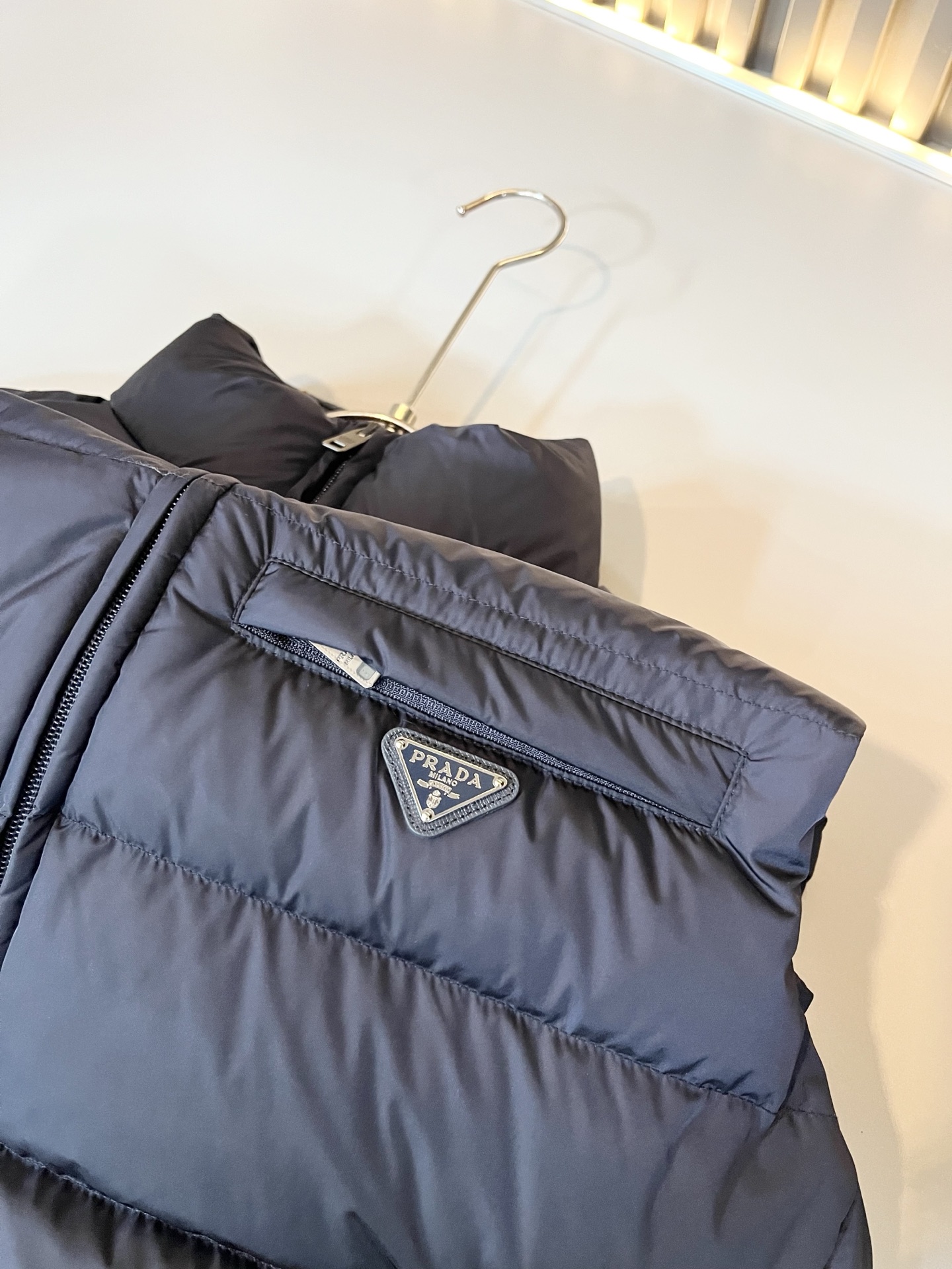Prad*a 普*达2025秋冬男女同款👫羽绒服马甲外套，现货 Prad* 羽绒面料夹克 防水羽绒服保暖