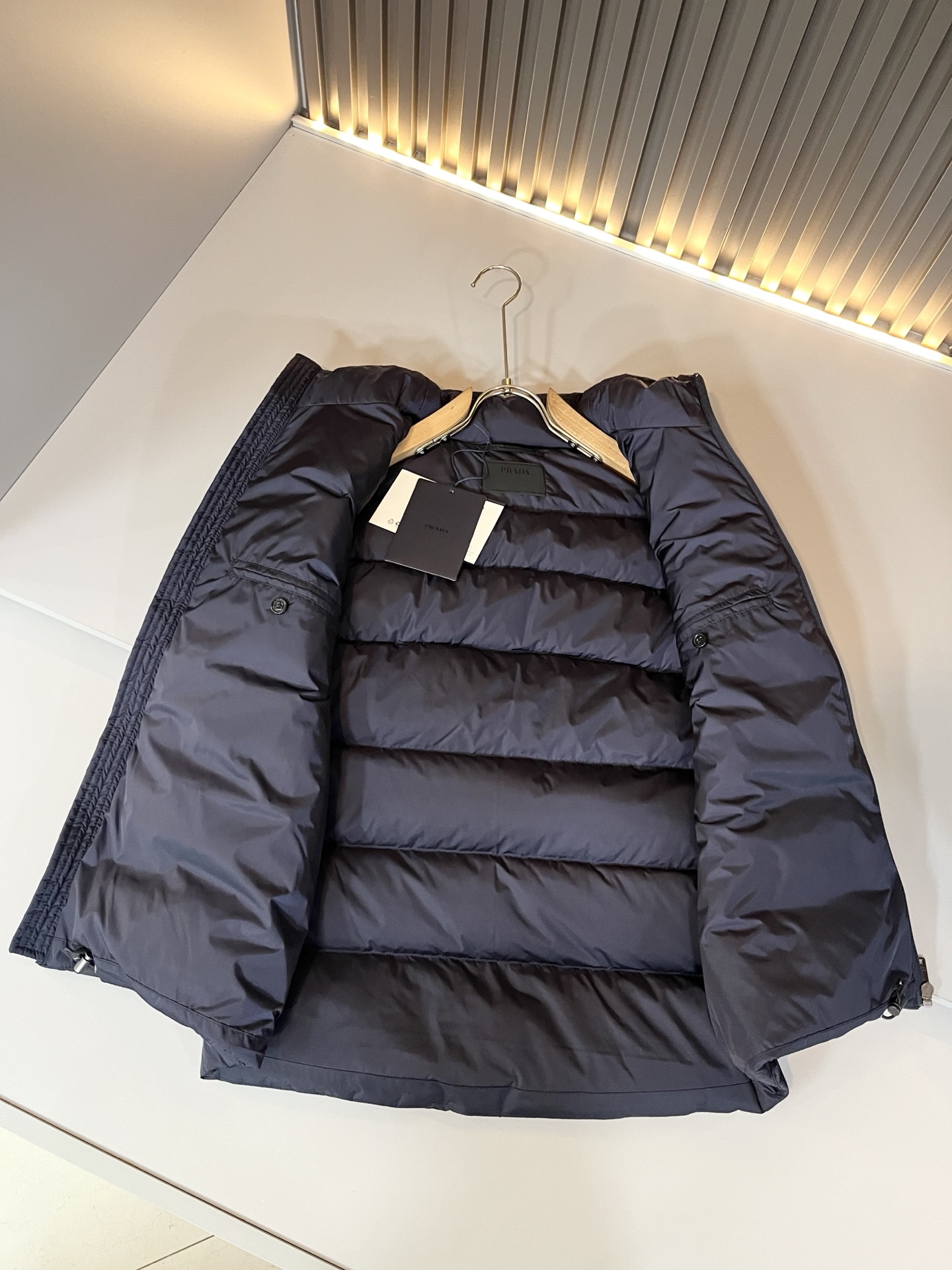 Prad*a 普*达2025秋冬男女同款👫羽绒服马甲外套，现货 Prad* 羽绒面料夹克 防水羽绒服保暖