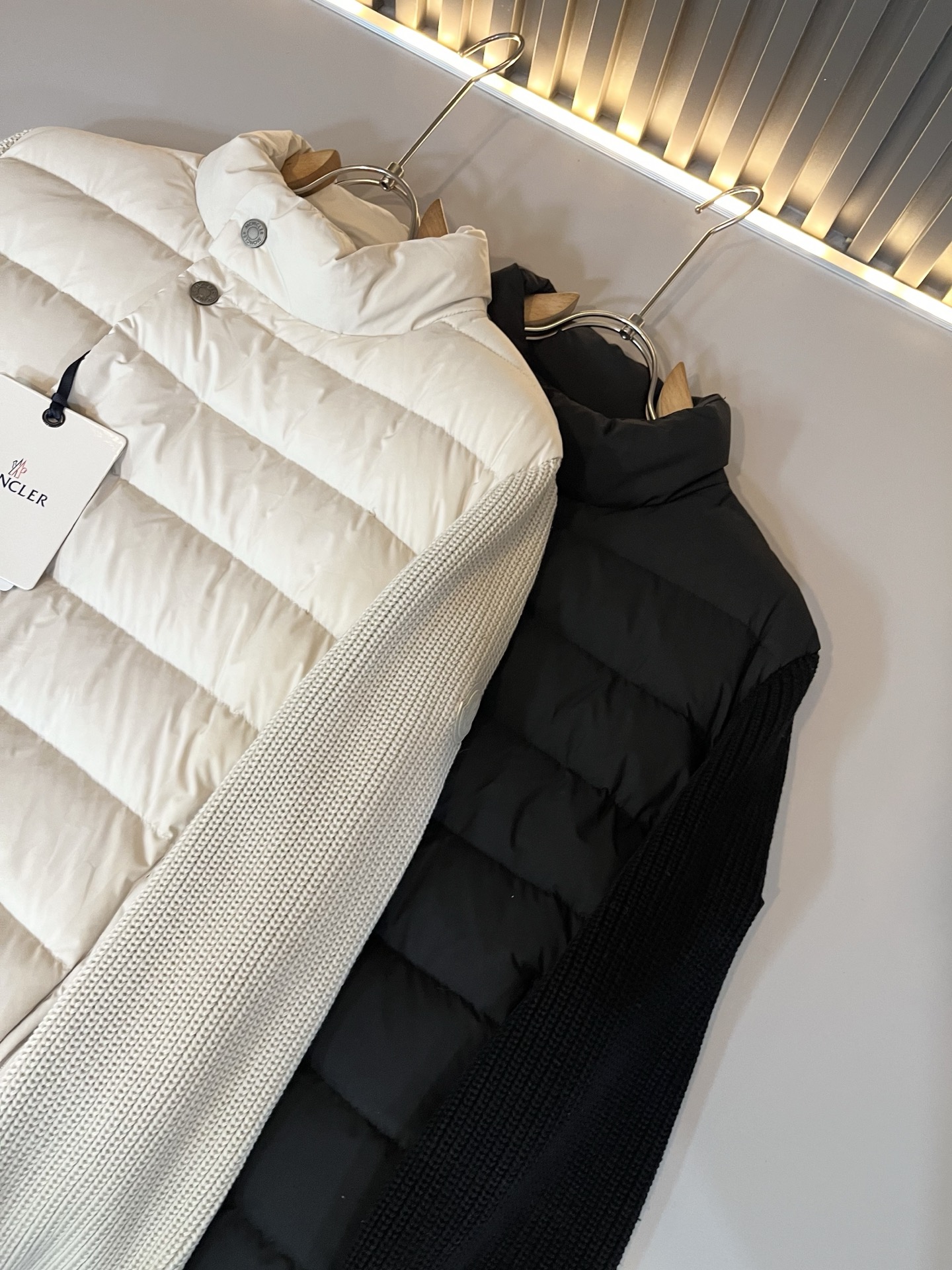 Monc*ler蒙*口 2025秋冬经典羽绒拼接羊毛夹克外套，都市时尚休闲款！面料超软面料帅酷爆款夹克外