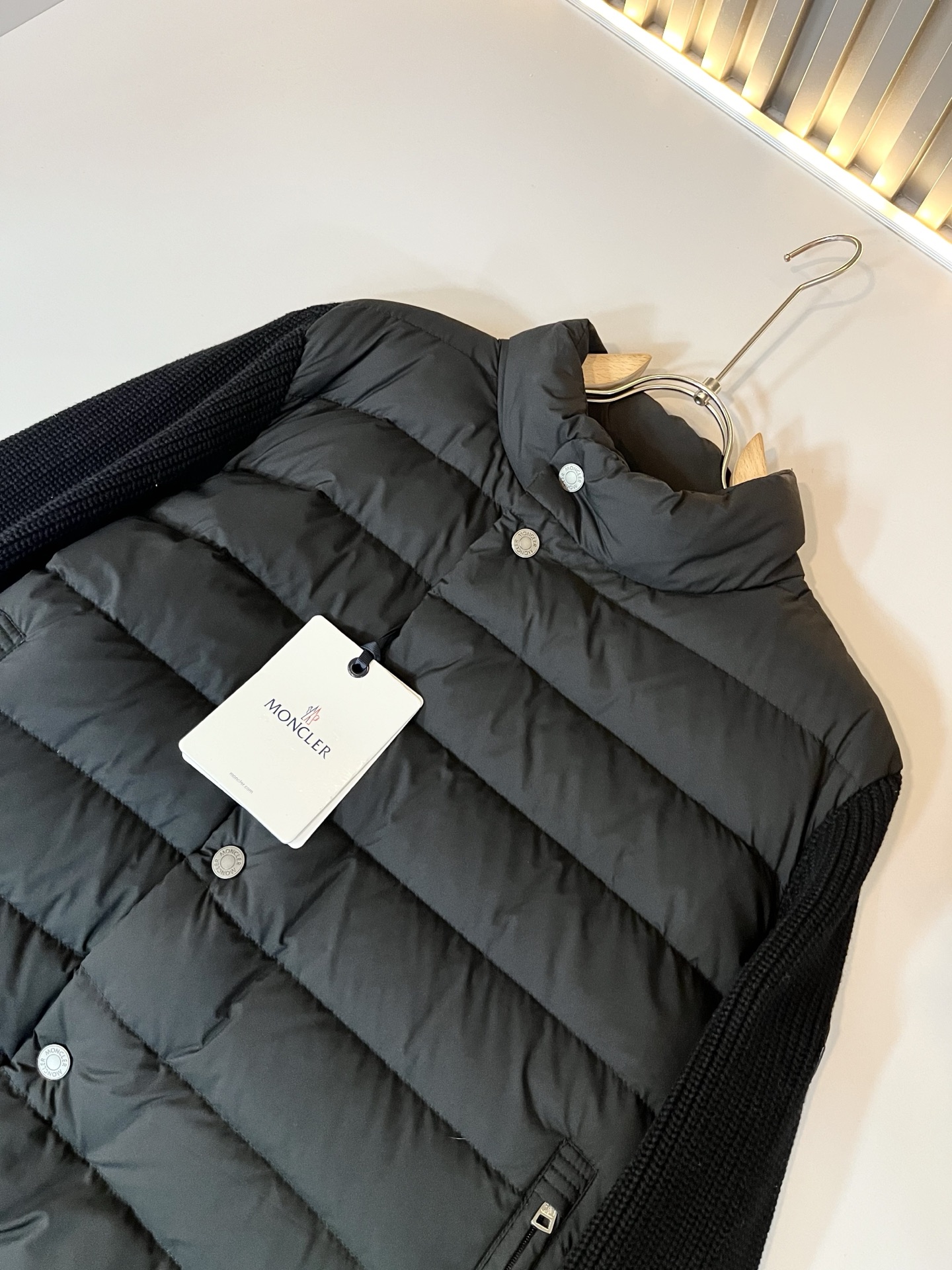 Monc*ler蒙*口 2025秋冬经典羽绒拼接羊毛夹克外套，都市时尚休闲款！面料超软面料帅酷爆款夹克外